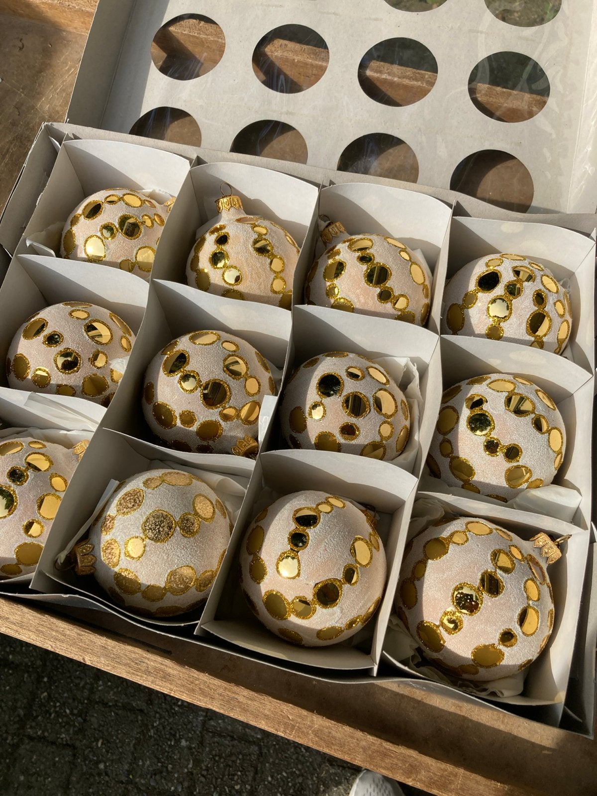 Kerstballen, goud met wit,, Ophalen