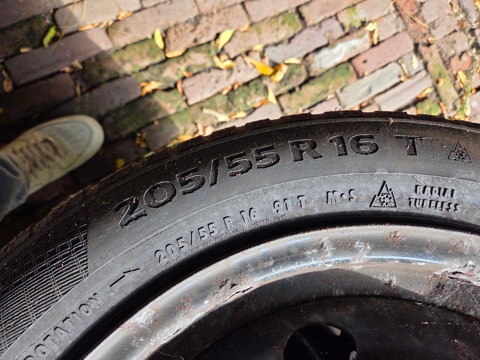 Volvo 16 inch winterbanden met stalen velgen, Auto-onderdelen, Ophalen, Gebruikt, 16 inch, Banden en Velgen