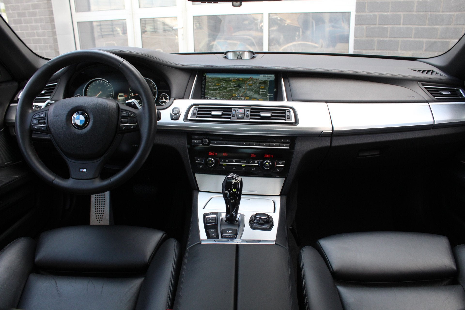 BMW 7 Serie 750i High Executive / M Sport / Softclose / HUD, Auto's, Automaat, Achterwielaandrijving, Gebruikt, Met garantie (alle)