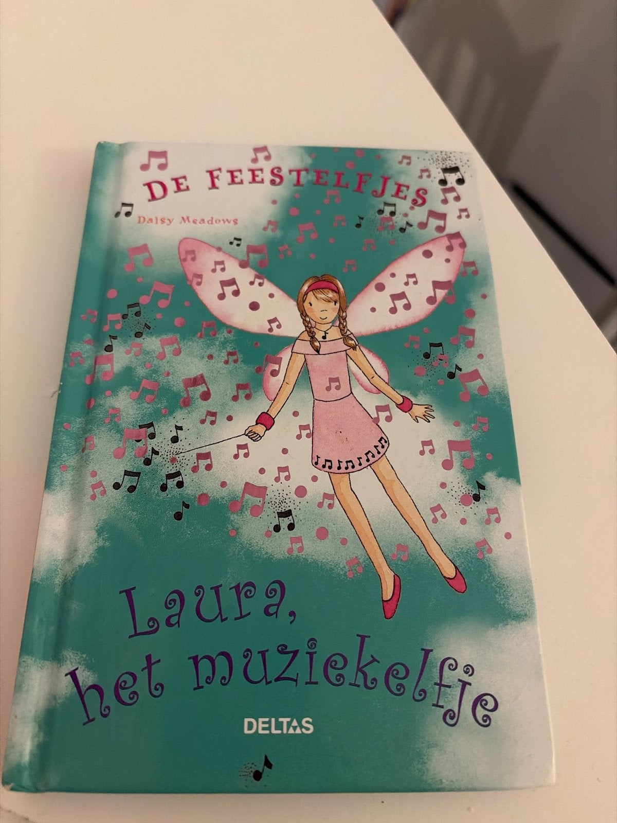De Feestelfjes: Laura, het Muziekelfje - Daisy Meadows, Ophalen of Verzenden, Gelezen, Sprookjes