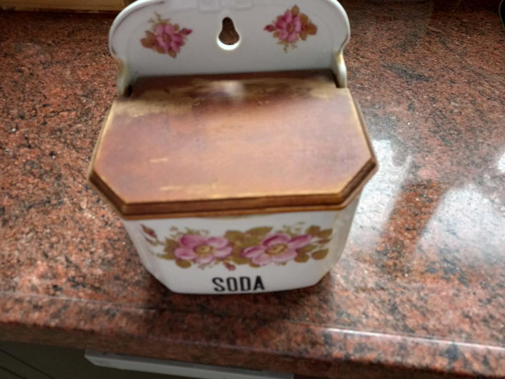 Antieke Zoutpot / Sodapot van Porselein met Houten Deksel, Ophalen