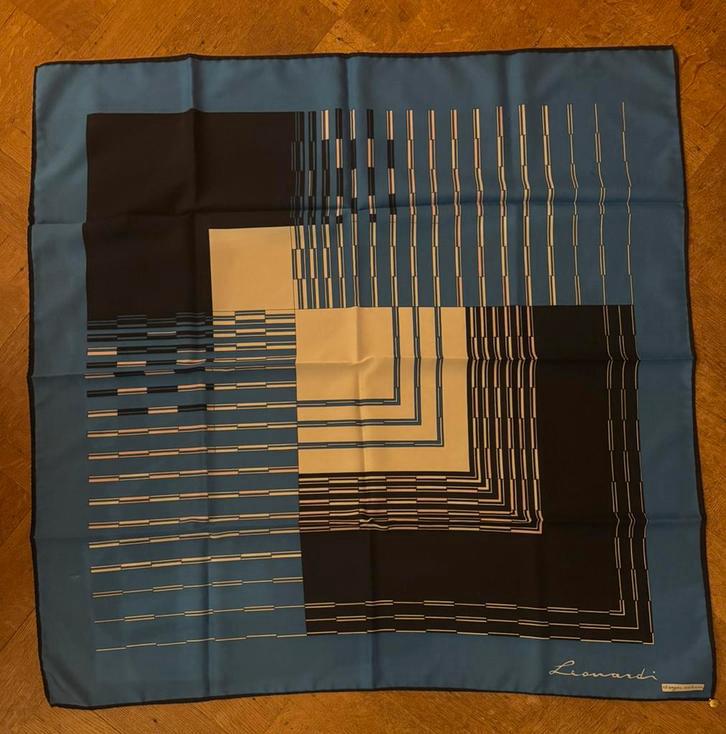 Leonardi zijden sjaal, Kleding | Dames, Ophalen of Verzenden, Zo goed als nieuw, Maat 46/48 (XL) of groter, Sjaal