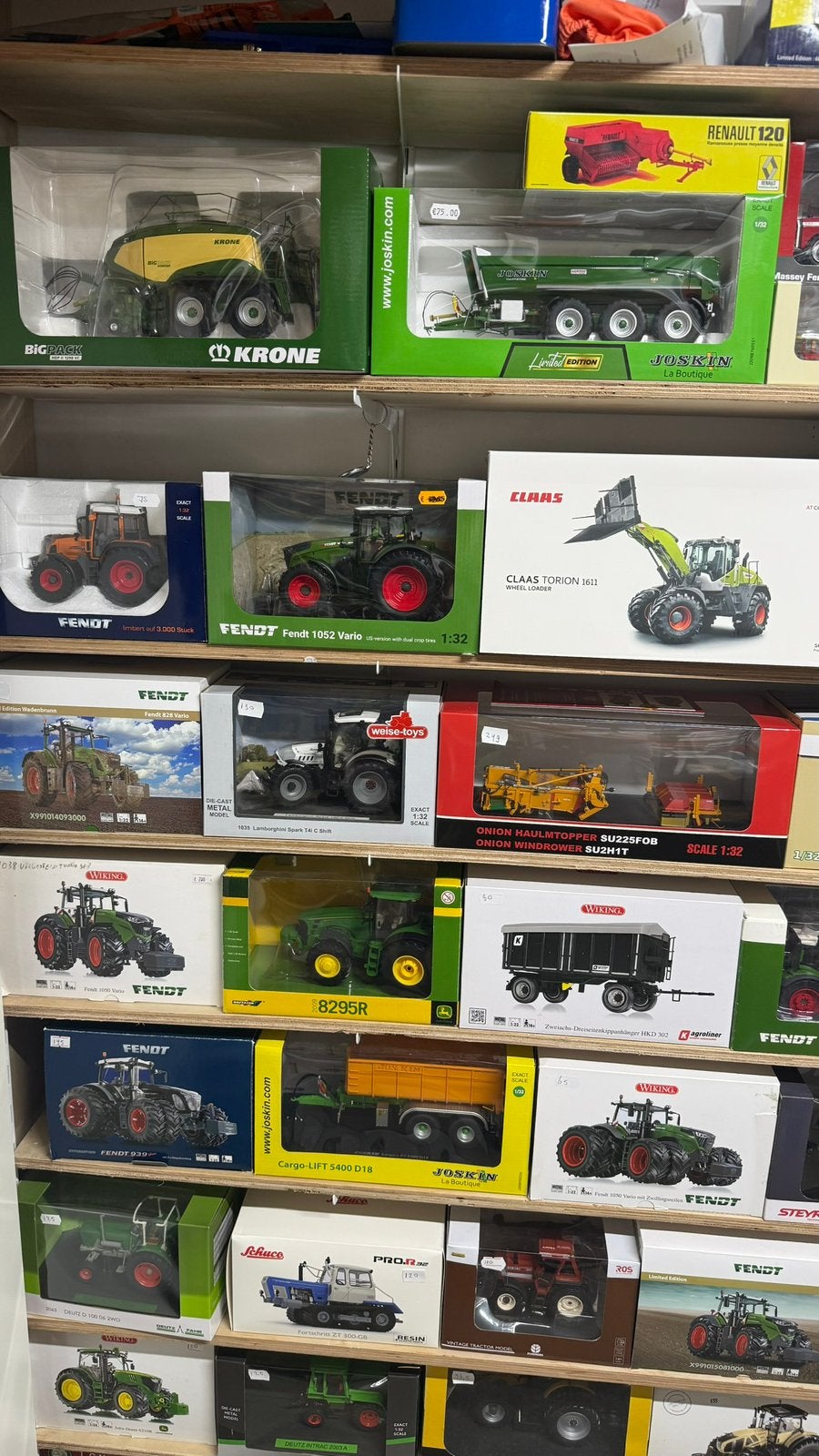 Wij doen aan inkoop en verkoop van Landbouw Miniaturen 132, Ophalen of Verzenden, Zo goed als nieuw, Tractor of Landbouw, SIKU
