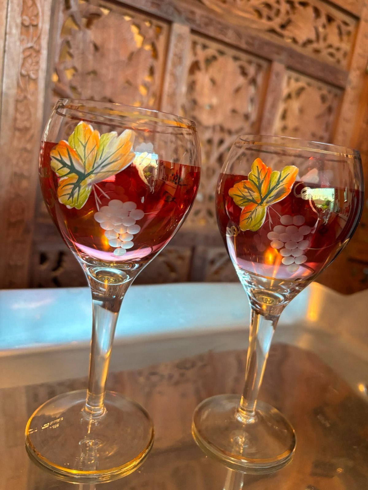 Oude wijnglazen met druif en blad reliëf. Rood. Onbeschadigd, Antiek en Kunst, Antiek | Glas en Kristal, Verzenden