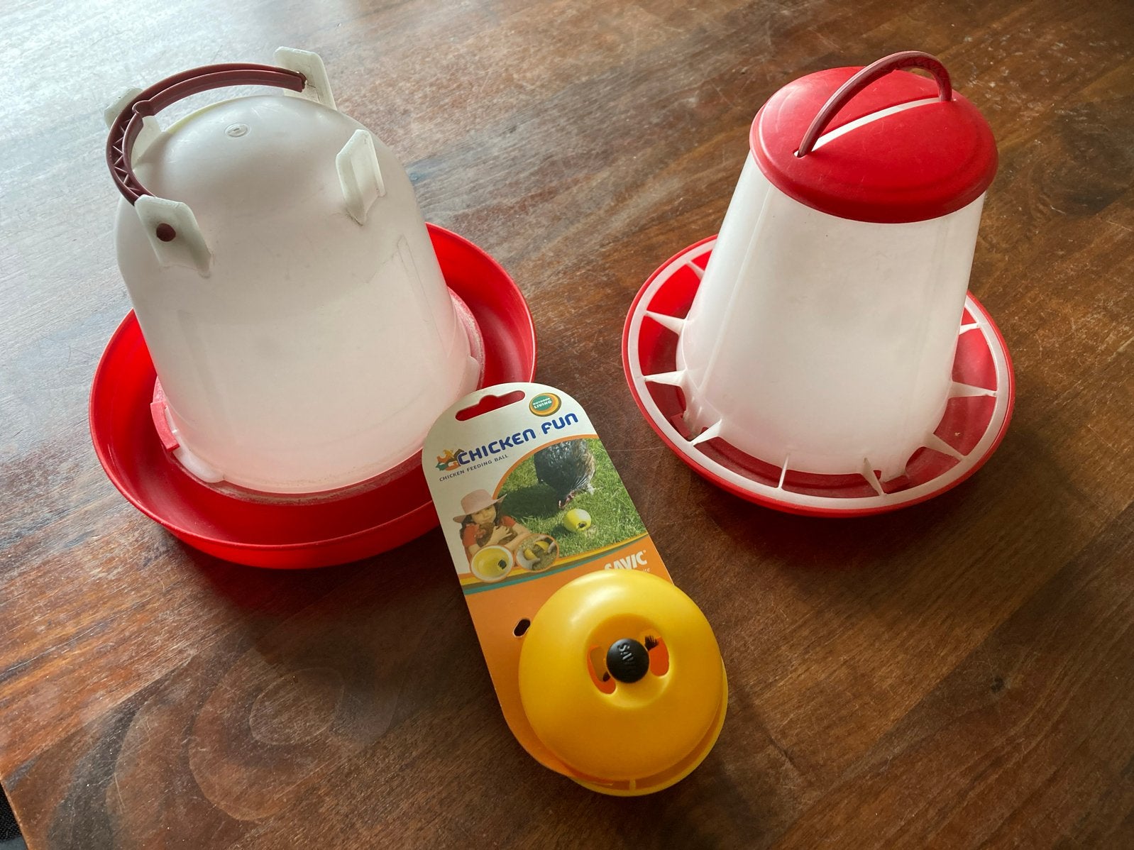 Water en voerbak voor kippen, Ophalen, Drinken en Voederen