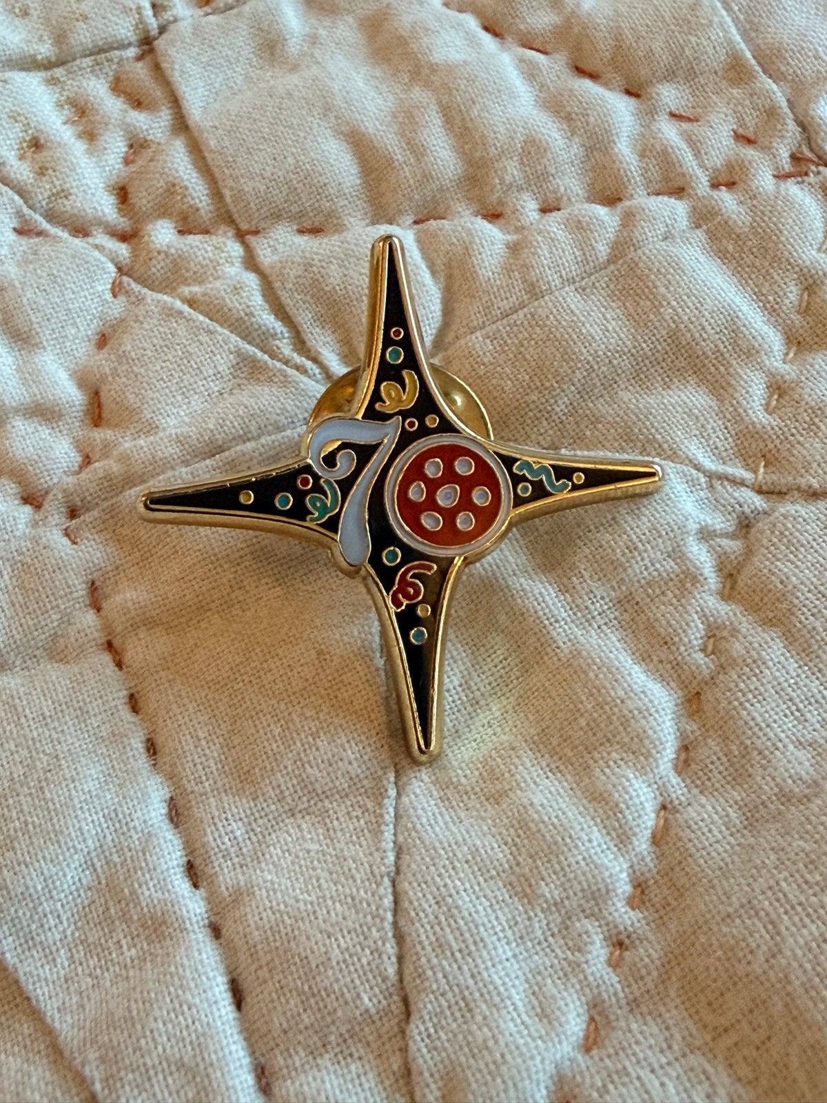 Efteling personeelspin 70 jaar jubileum, Verzenden, Zo goed als nieuw, Button of Speldje