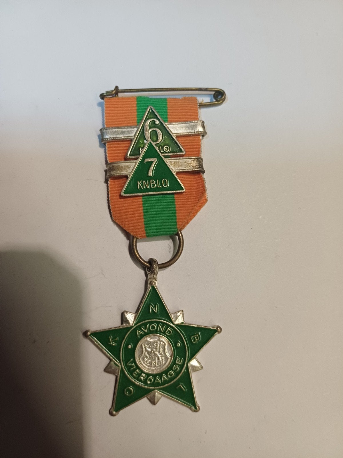 KNBLO Avondvierdaagse Medaille met 6 en 7 jaar speld, Ophalen