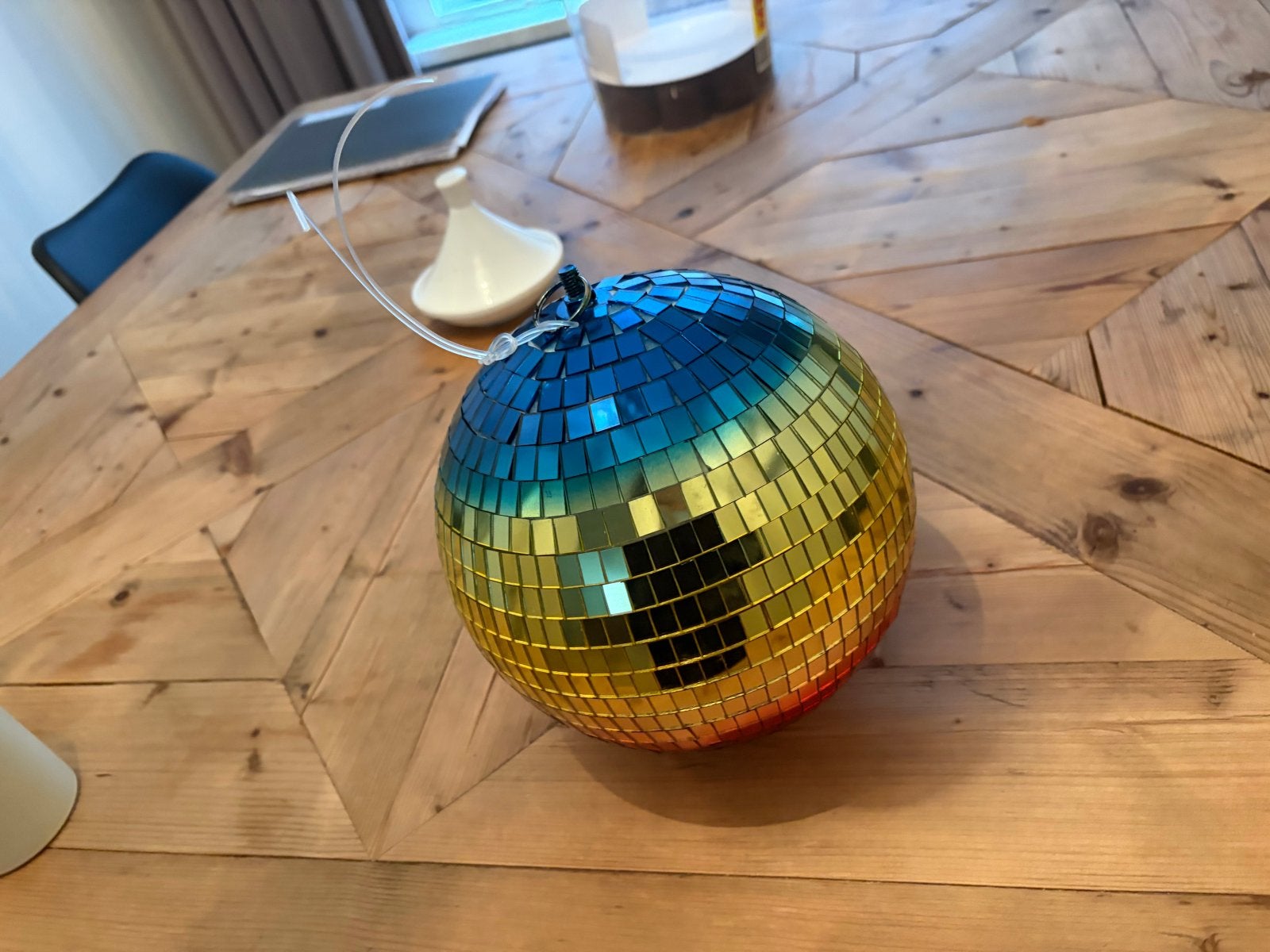 Grote regenboog discobal - Feestdecoratie, Huis en Inrichting, Meerkleurig, Overige stijlen, Ophalen of Verzenden, Zo goed als nieuw