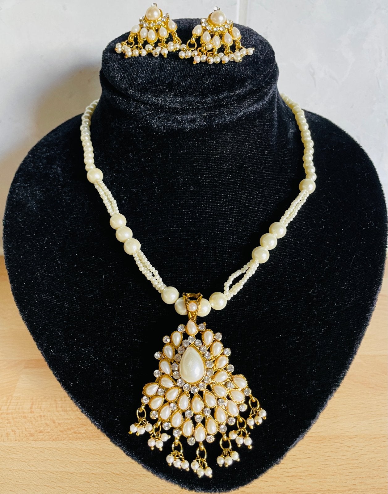Elegante parelketting met hanger en bijpassende oorbellen, Overige materialen, Wit, Nieuw, Ophalen of Verzenden