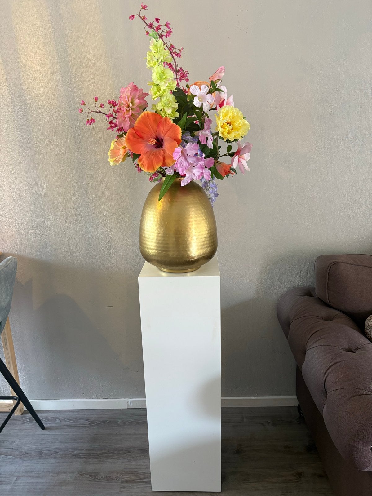 Witte zuil met gouden vaas met kunstbloemen, Ophalen, Zo goed als nieuw
