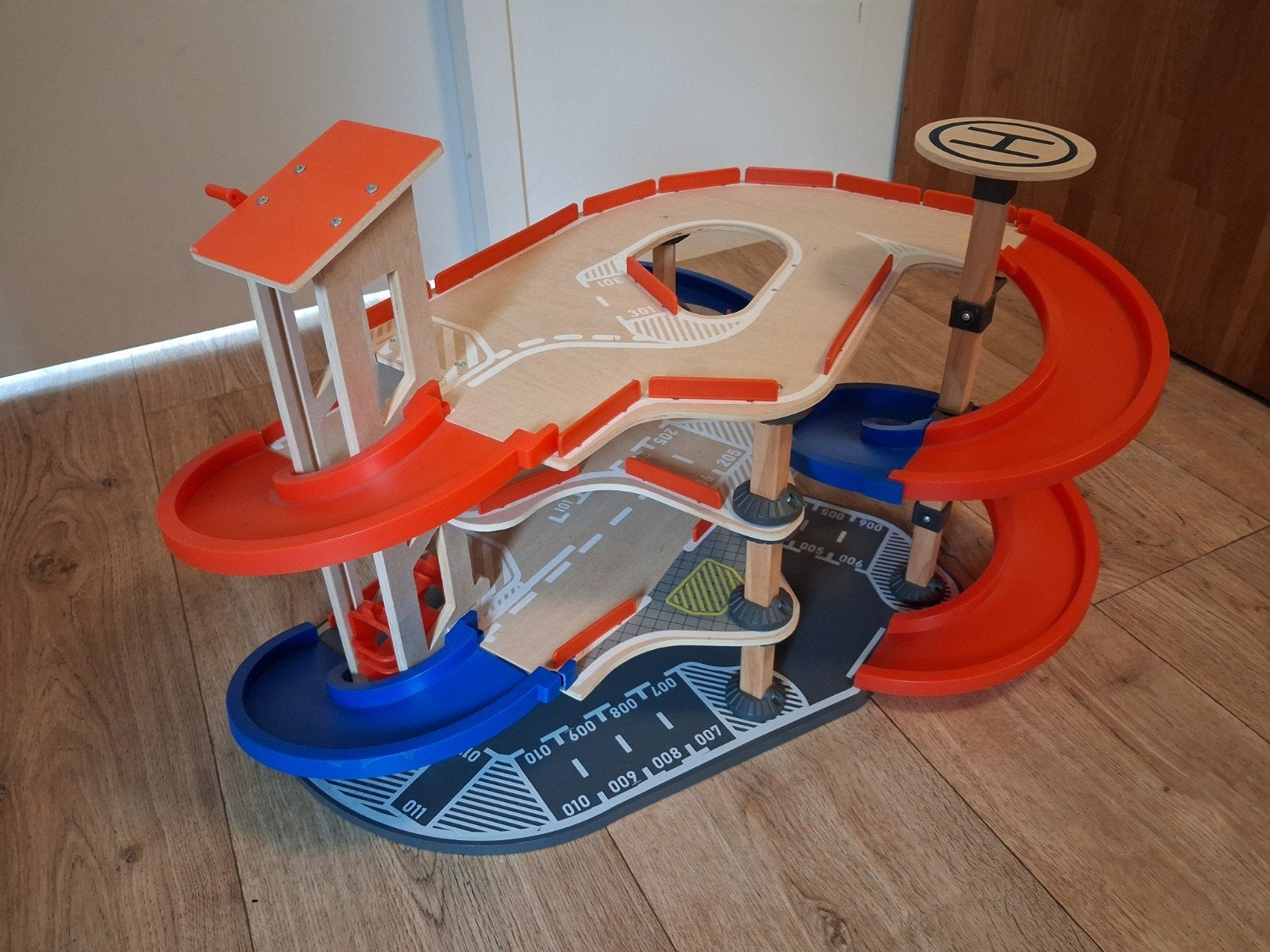 Houten Parkeergarage met Lift en Helikopterplatform, Ophalen, Gebruikt