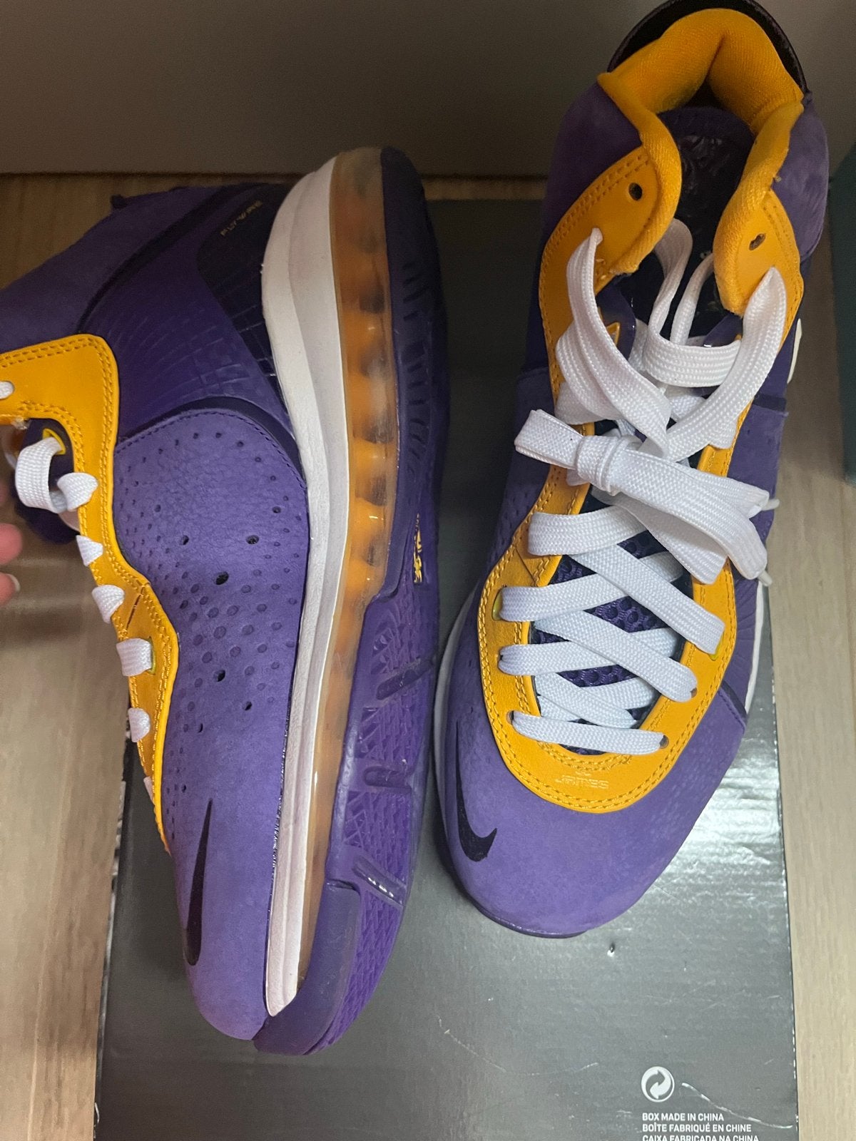 Nike LeBron VIII (GS) Court Purple/University Gold, Kleding | Heren, Overige kleuren, Nieuw, Ophalen of Verzenden, Sneakers of Gympen