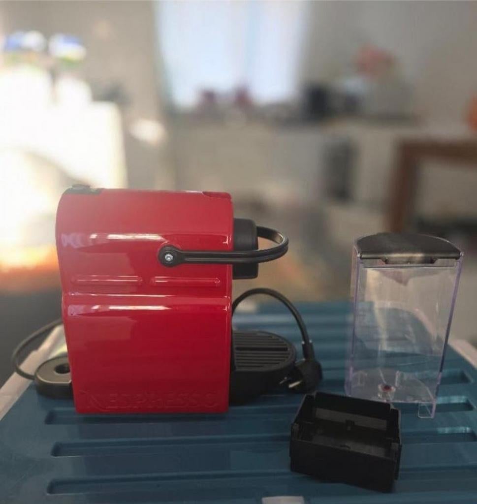 Nespresso Inissia Krups Rood - Compact en Gebruiksvriendelij, Witgoed en Apparatuur, Koffiezetapparaten, Zo goed als nieuw, Koffiepads en cups