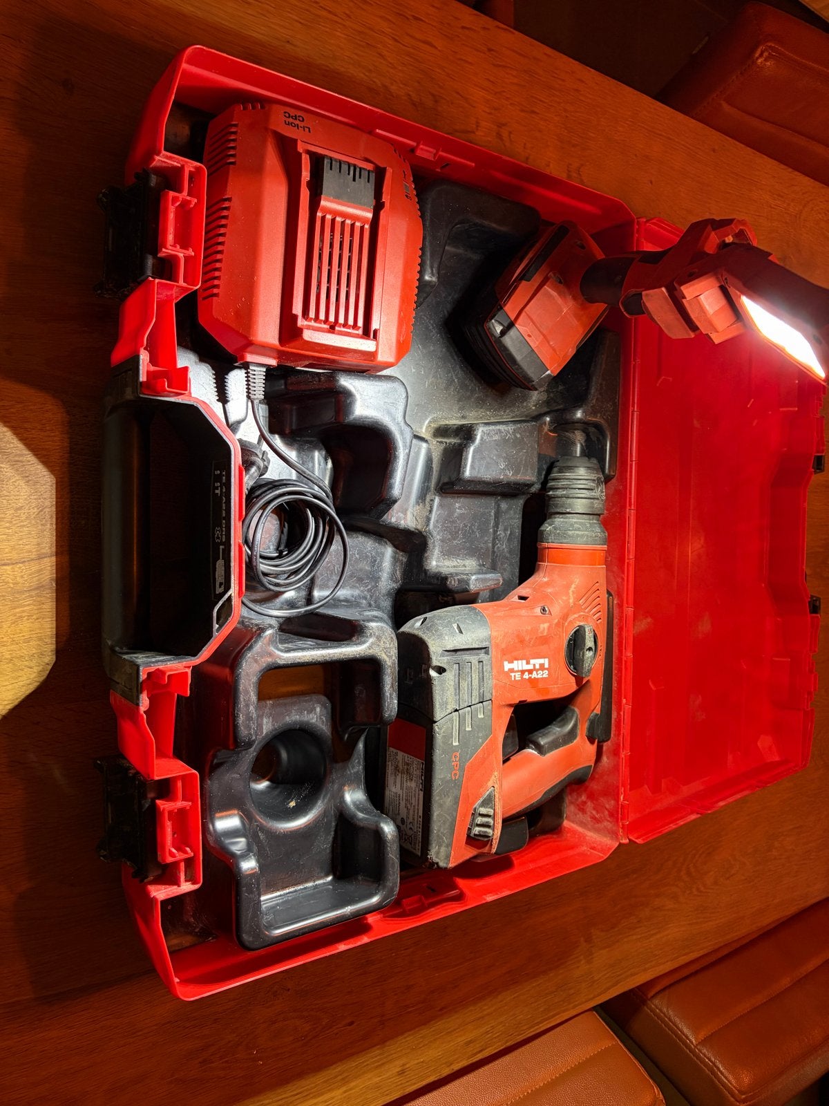 Hilti TE 4-A22 Accu Boorhamer met Accu's en Lader, Ophalen, Boor- en/of Breekhamer, Klopboormechanisme, Gebruikt