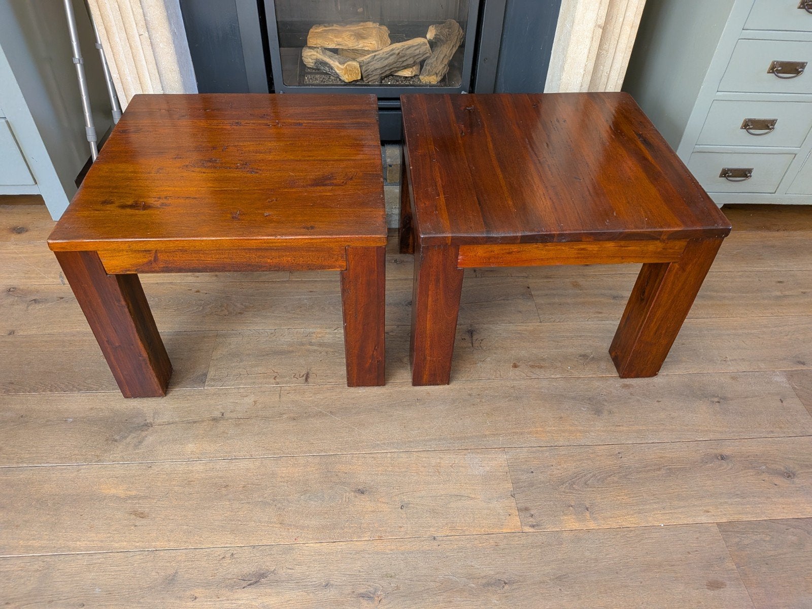 2 Houten bijzettafels, koloniale stijl blokpoot tafels. 
Sal, Vierkant, Zo goed als nieuw, Hout, Ophalen