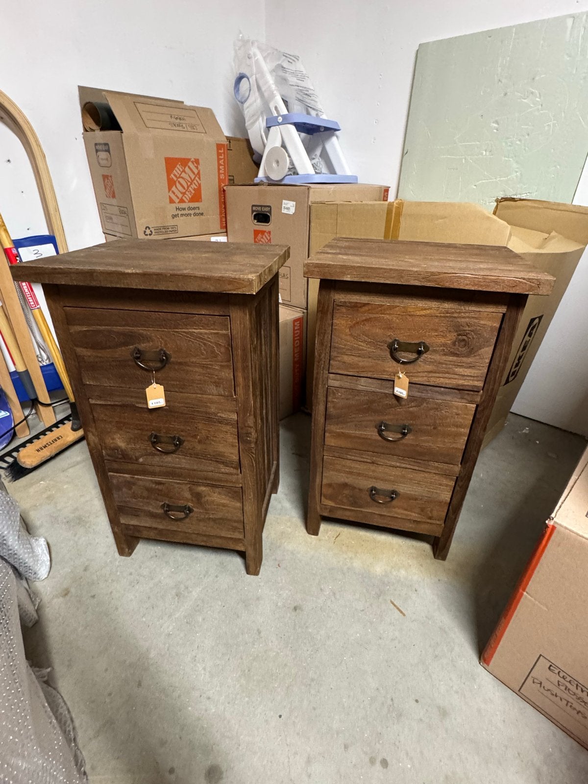 Nieuwe massief houten nachtkastjes (2 stuks)
