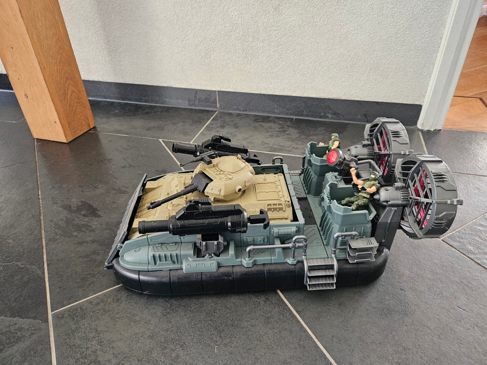 Grote militaire hovercraft met tank en figuren, Ophalen of Verzenden, Zo goed als nieuw