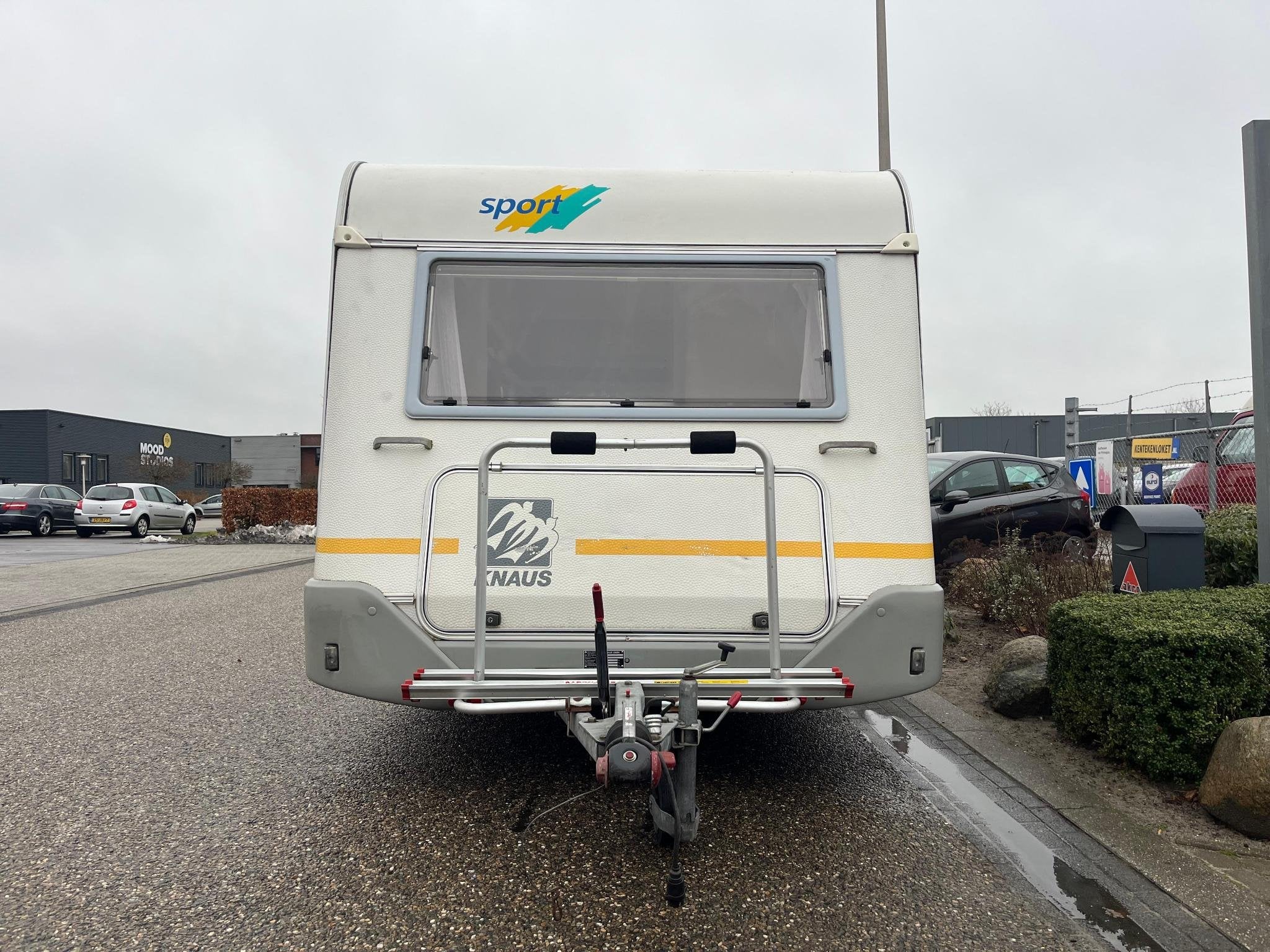 Knaus Sport 2404 | Voortent | Halfautomaat mover | Vastbed |, Caravans en Kamperen, Ringverwarming, Vast bed, Tot en met 2, Bedrijf