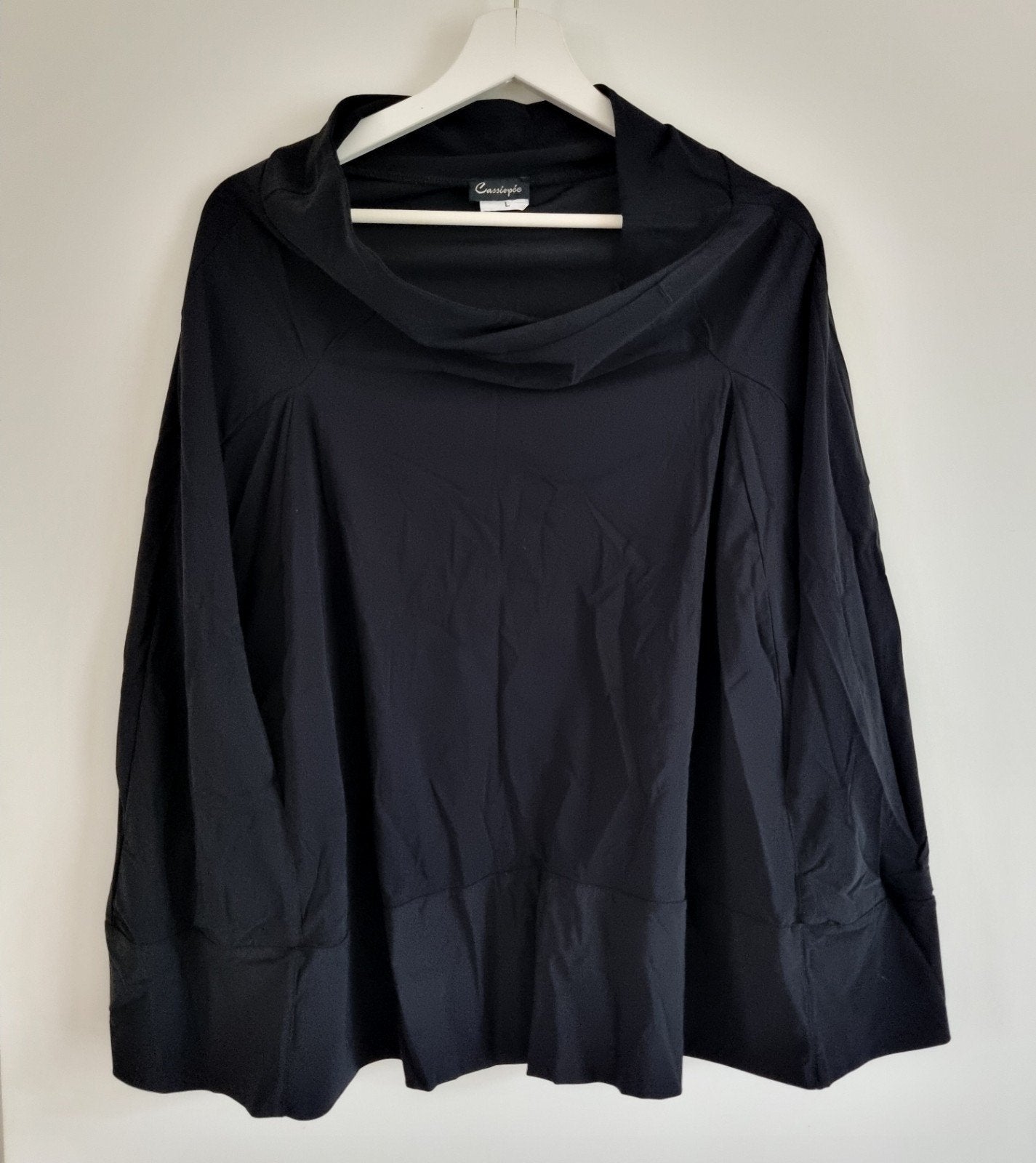 Cassiopée Zwarte Poncho met mouwen Maat L, Cassiopée, Zwart, Maat 42/44 (L), Ophalen of Verzenden