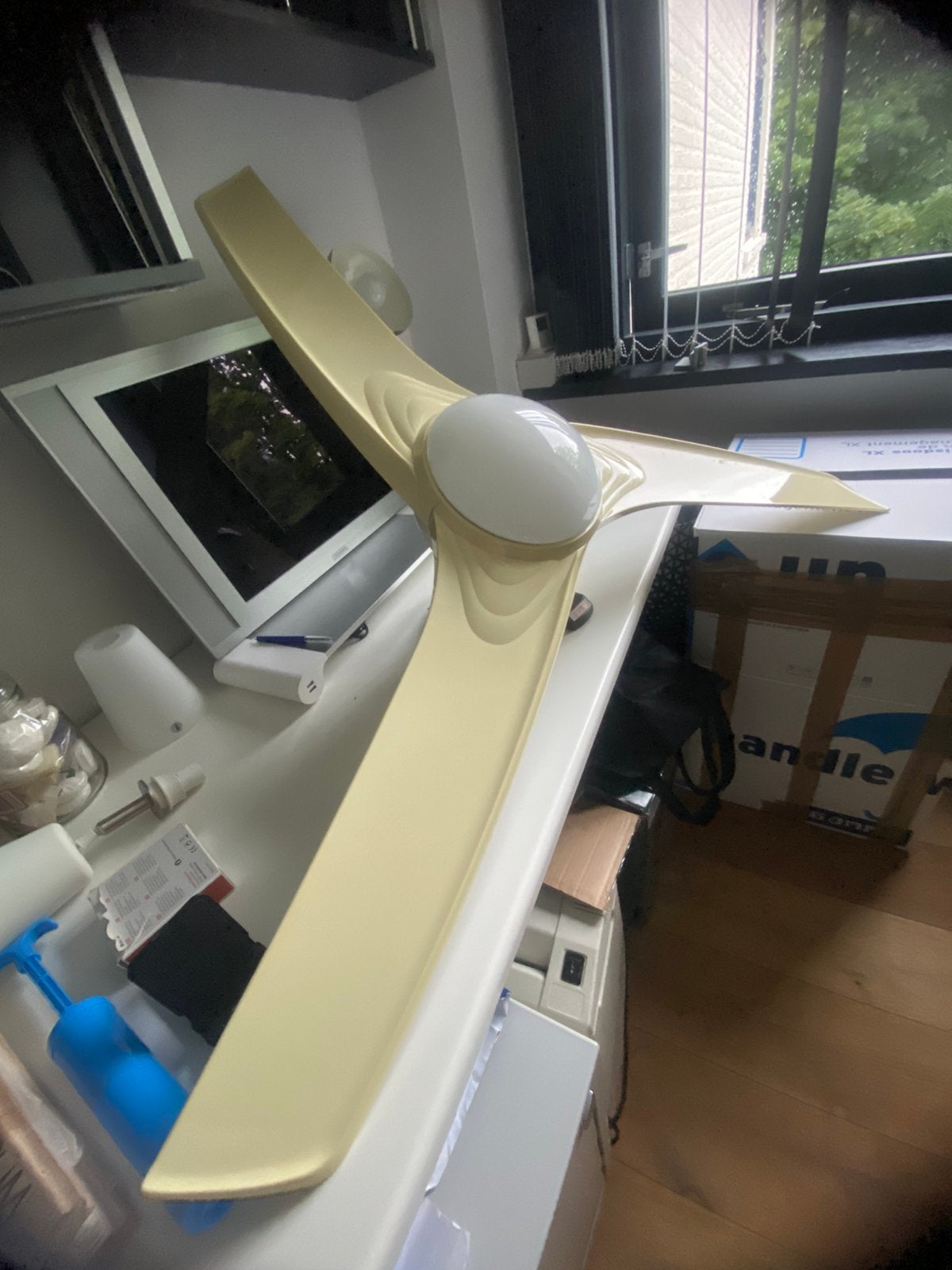 Te koop Plafondventilator met lamp en afstand bediening, Ophalen, Zo goed als nieuw, Kunststof
