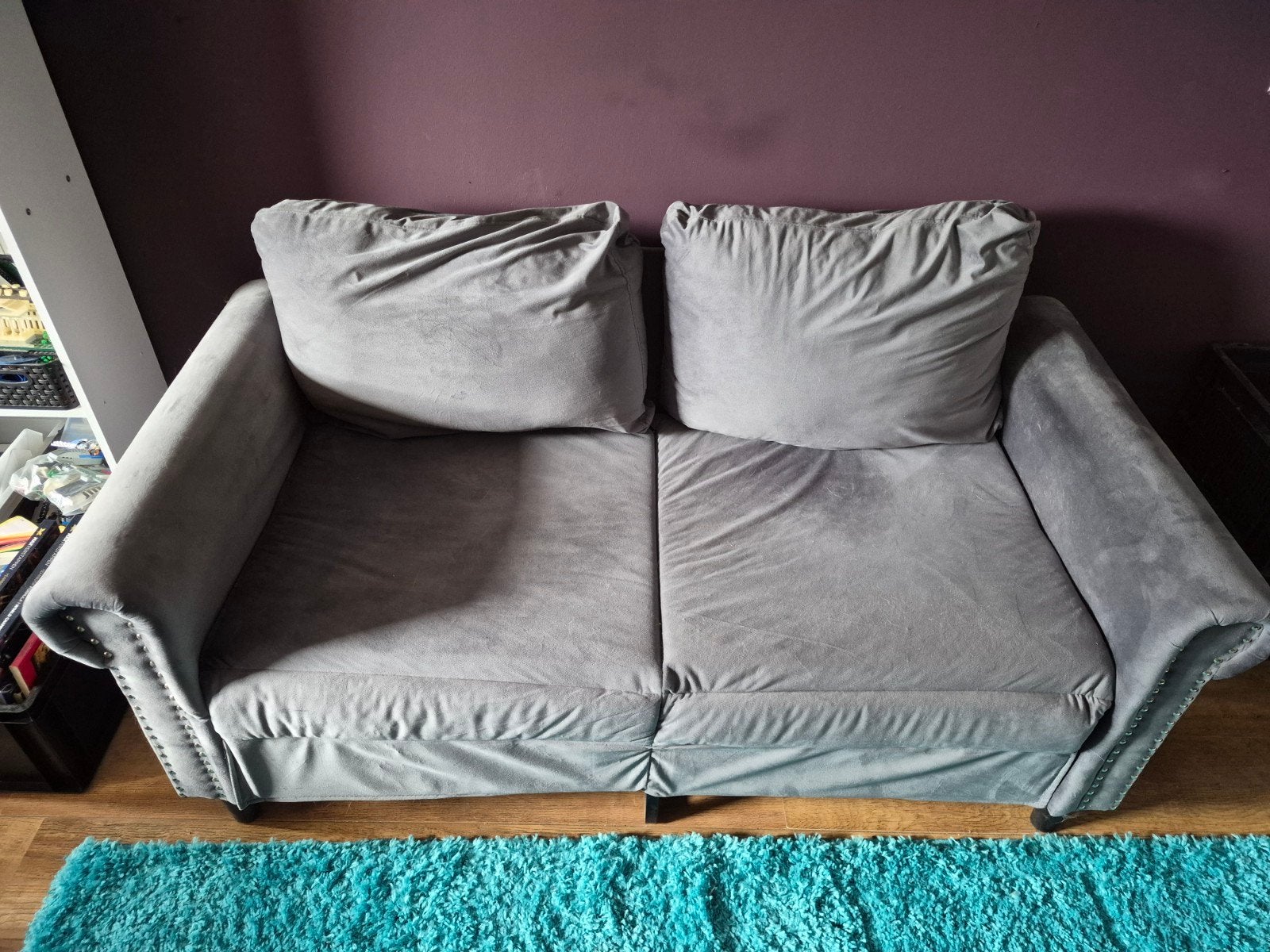 Grijze tweepersoonsbank met poef - Zo goed als nieuw, Huis en Inrichting, Banken | Sofa's en Chaises Longues, Ophalen, Modern, Klassiek