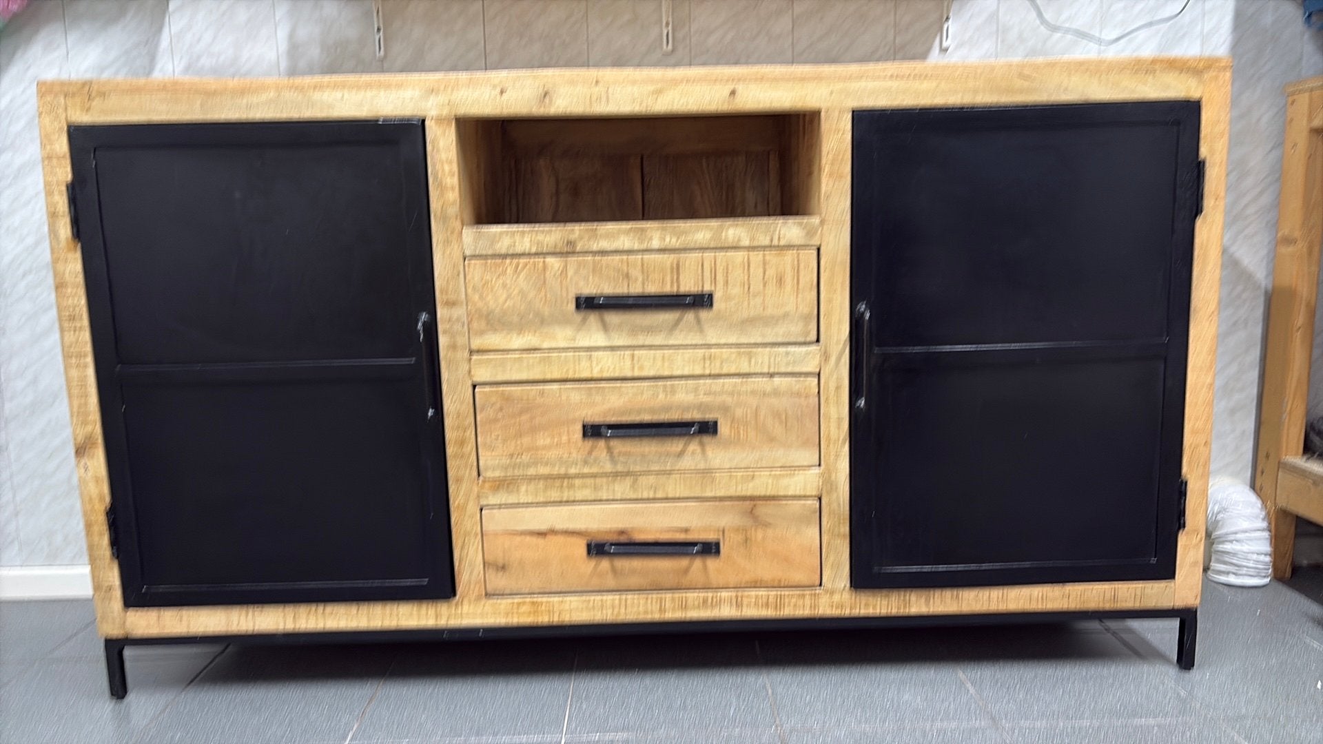 Dressoir Mangohout met zwart stalen deuren, Gebruikt, Met deur(en), 150 tot 200 cm, 25 tot 50 cm