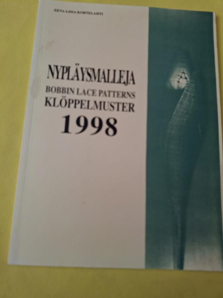 Nypäläysmalleja Bobbin Lace Patterns Klöppelmuster 1998, Hobby en Vrije tijd, Ophalen of Verzenden