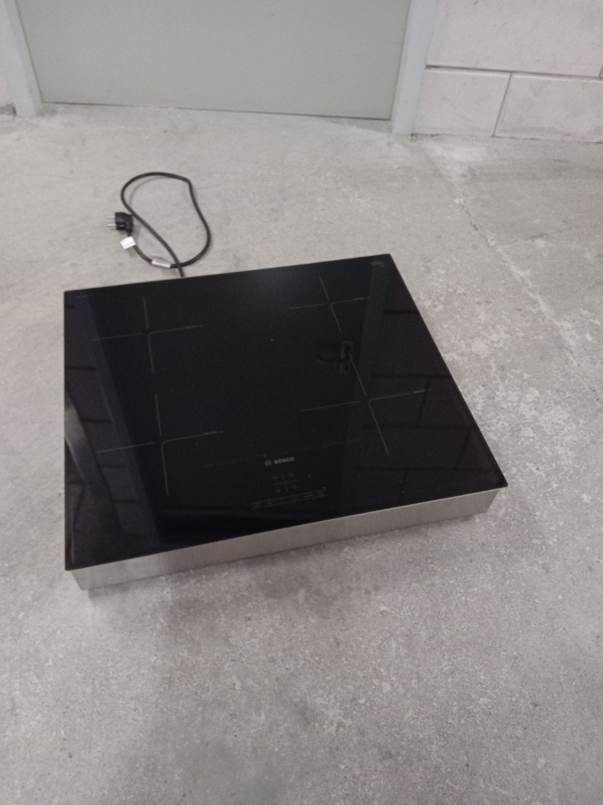 Nieuwe inductiekookplaat Bosch PUE611BFGE, Ophalen, 4 kookzones, Zo goed als nieuw, Inbouw