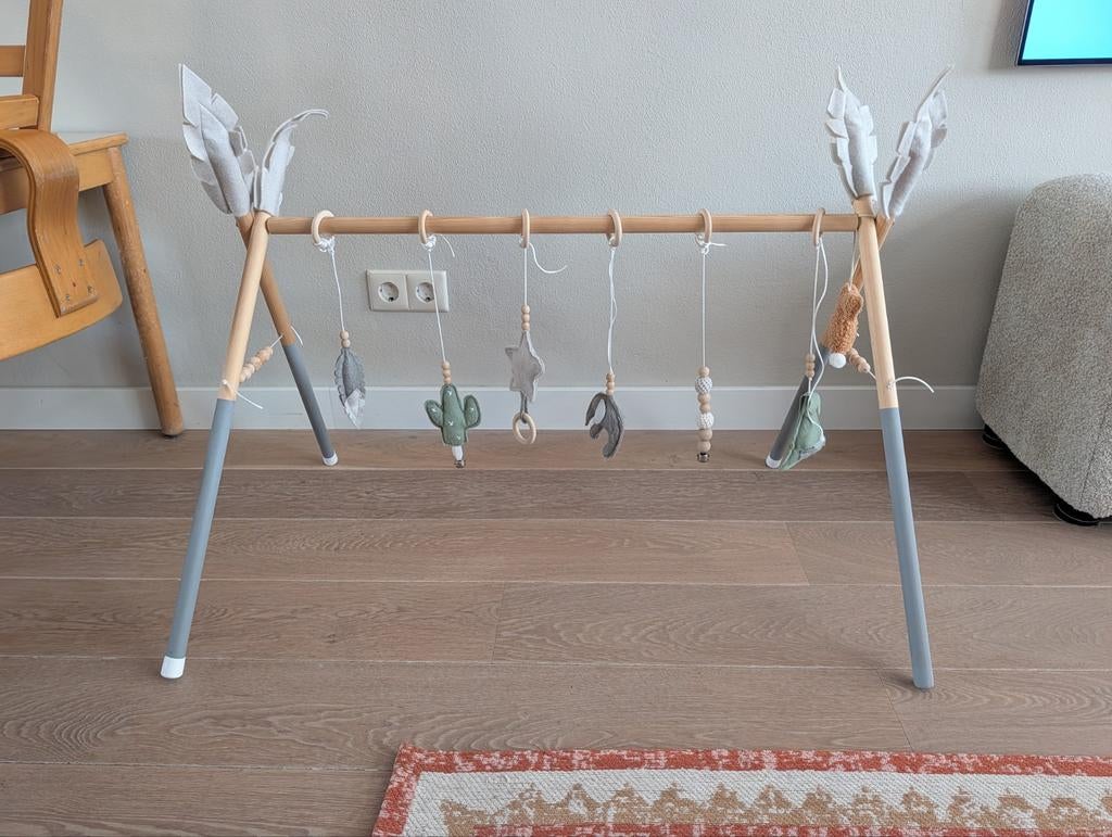 Houten babygym tweeling met vilten speeltjes, Kinderen en Baby's, Speelgoed | Babyspeelgoed, Ophalen of Verzenden, Zo goed als nieuw