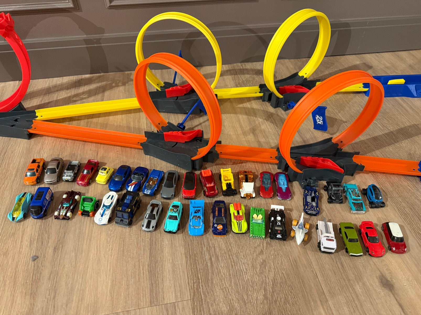 Hot Wheels baan met veel auto’s, Racebaan, Ophalen of Verzenden, Zo goed als nieuw, Hot Wheels