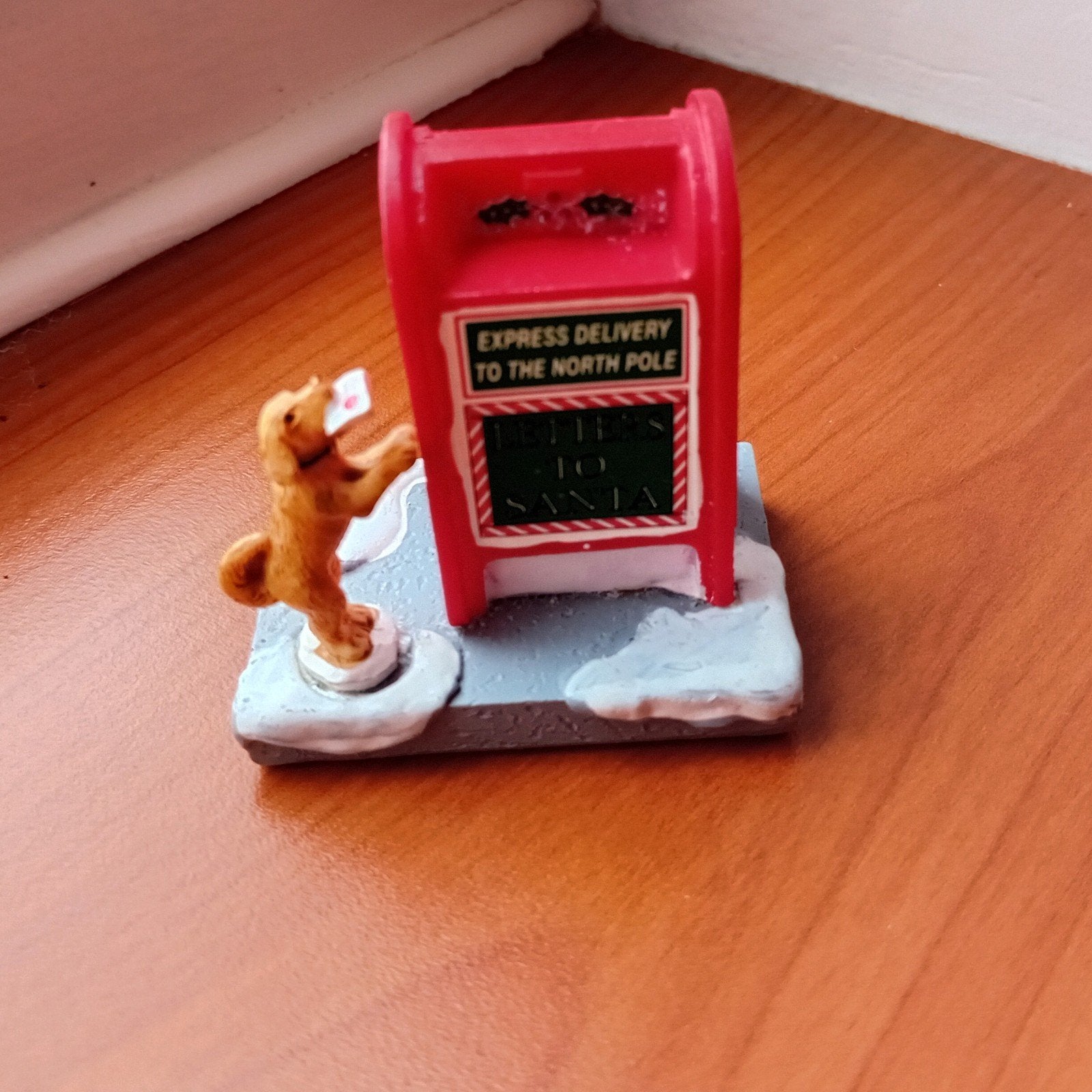 Lemax Santa's mailbox, Lemax figuur Kerstdorp, Diversen, Ophalen of Verzenden, Zo goed als nieuw