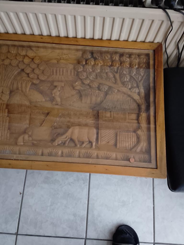 Salontafel met houtsnijwerk en glazen blad, Huis en Inrichting, Tafels | Salontafels, Ophalen, Gebruikt, 50 tot 100 cm, 100 tot 150 cm