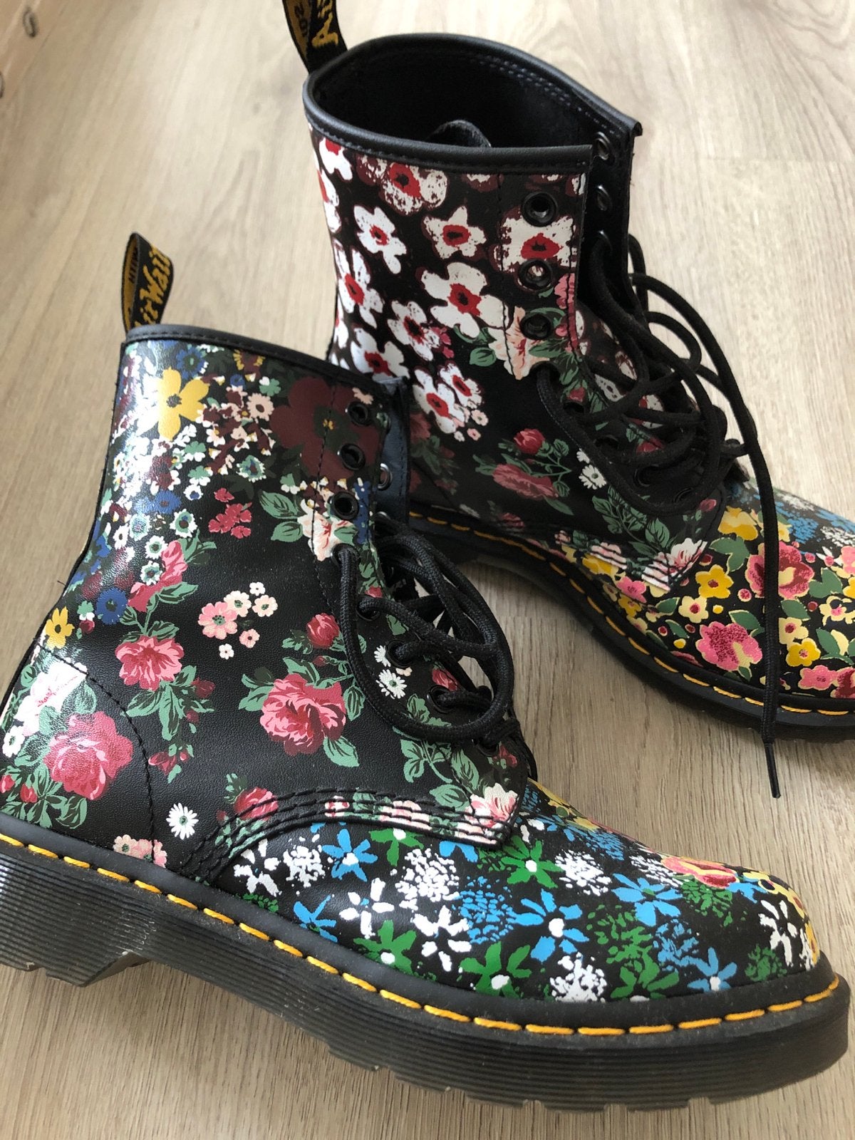 Dr. Martens 1460 Pascal bloemenprint maat 39, Ophalen of Verzenden, Zo goed als nieuw, Zwart, Lage of Enkellaarzen