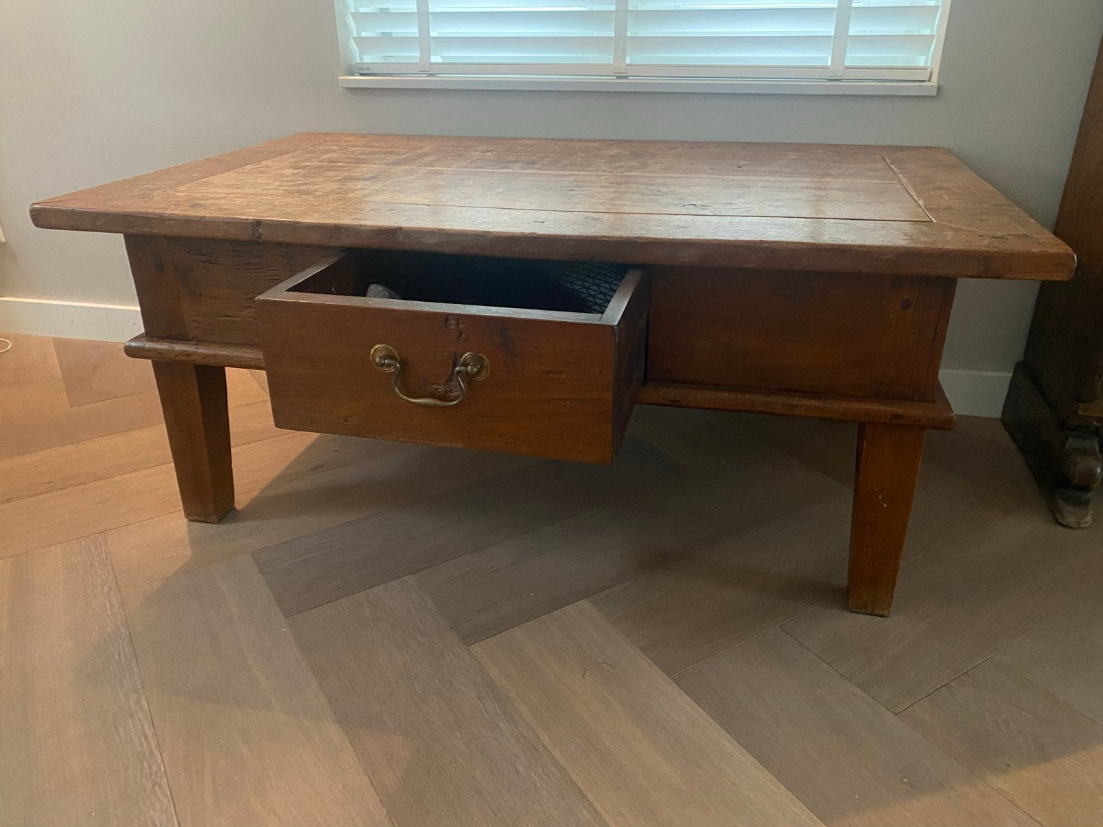 Robuuste houten salontafel met lade - 124,5x74x50,5 cm, Ophalen, 50 – 75, Gebruikt, 50 tot 100 cm