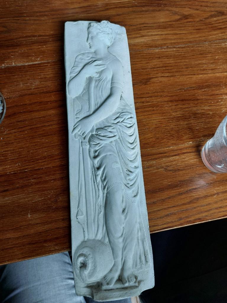 Klassiek wandreliëf van vrouw in gips/steen, Antiek en Kunst, Gips, Ophalen of Verzenden, Handgemaakt, Wanddecoratie