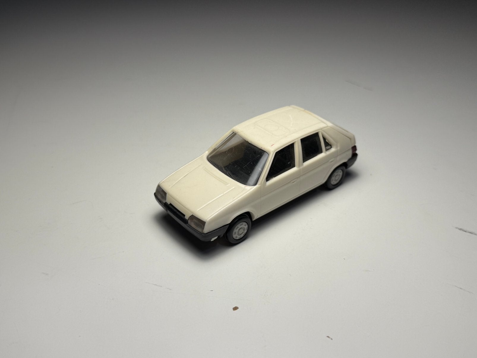 Kaden - Skoda Favorit - Schaal 1:43, Verzenden, Zo goed als nieuw, Auto, Overige merken