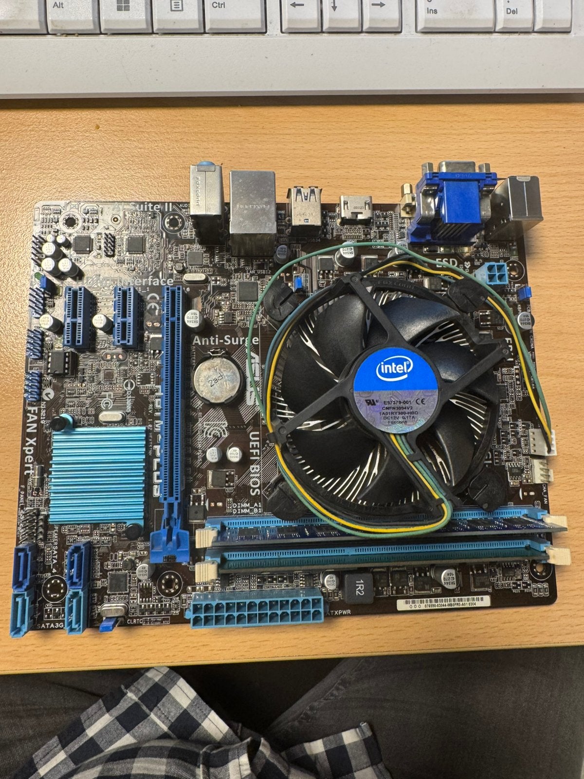 ASUS moederbord H61M-Plus, Computers en Software, Moederborden, Ophalen of Verzenden, Gebruikt, Intel