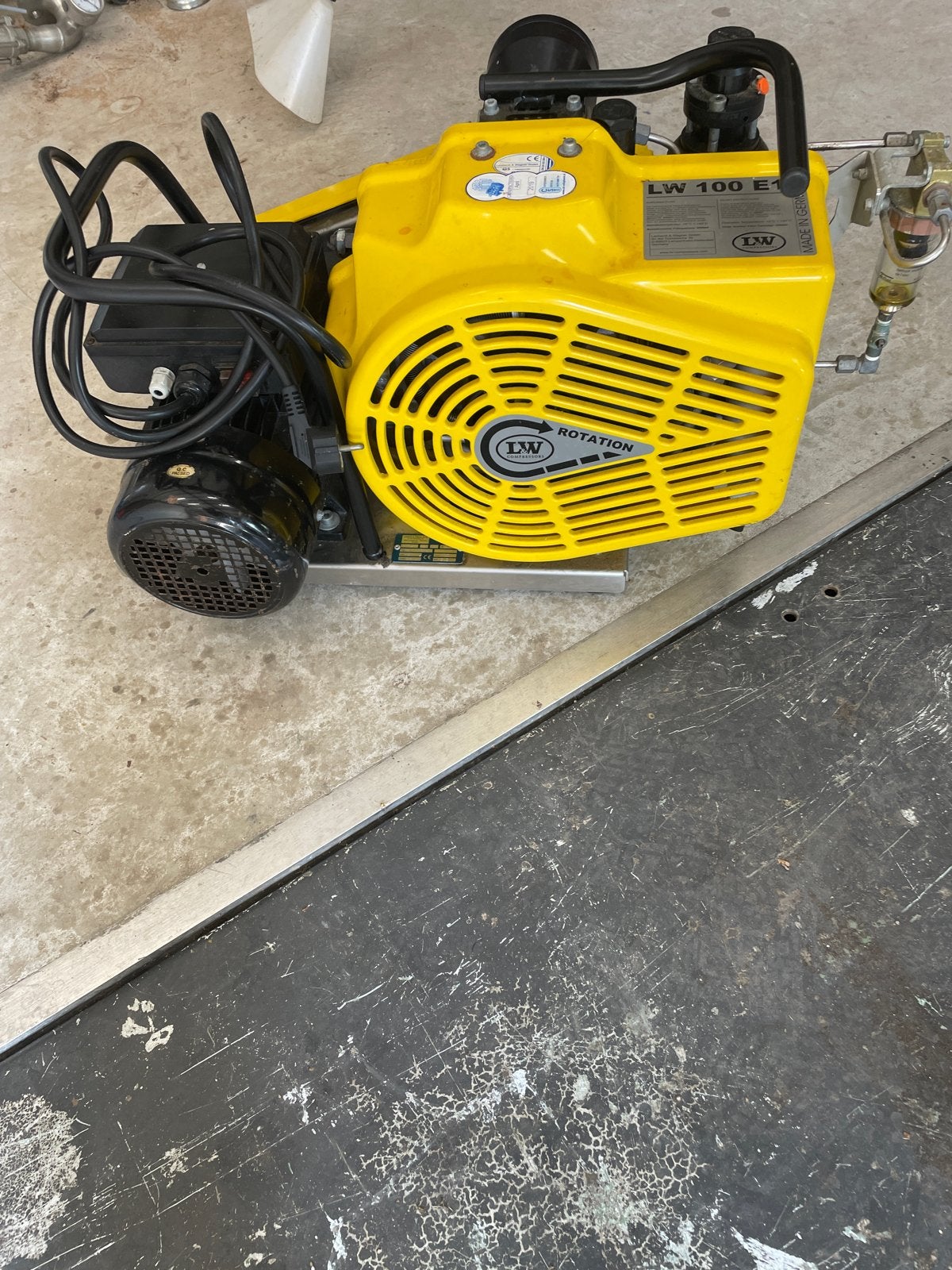LW 100 E1 Compressor - Zo goed als nieuw, Doe-het-zelf en Verbouw, 10 bar of meer, Ophalen of Verzenden, Zo goed als nieuw, Minder dan 200 liter/min