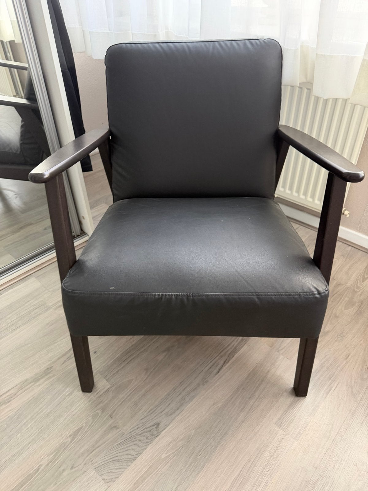 Zwarte fauteuil met houten frame - Zo goed als nieuw, Huis en Inrichting, Ophalen, Zwart, Zo goed als nieuw, Eén