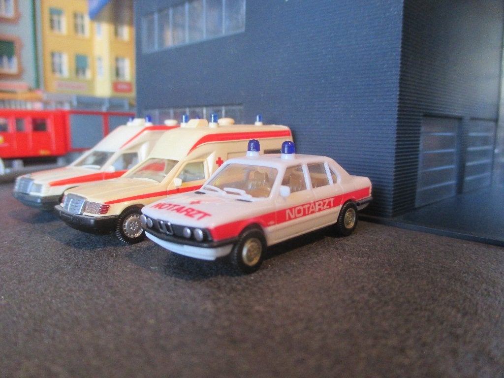 BMW E28 5-serie 525i Herpa Notarzt Ambulance met rode tekst, Ophalen of Verzenden, Gebruikt, Bus of Vrachtwagen, Rietze