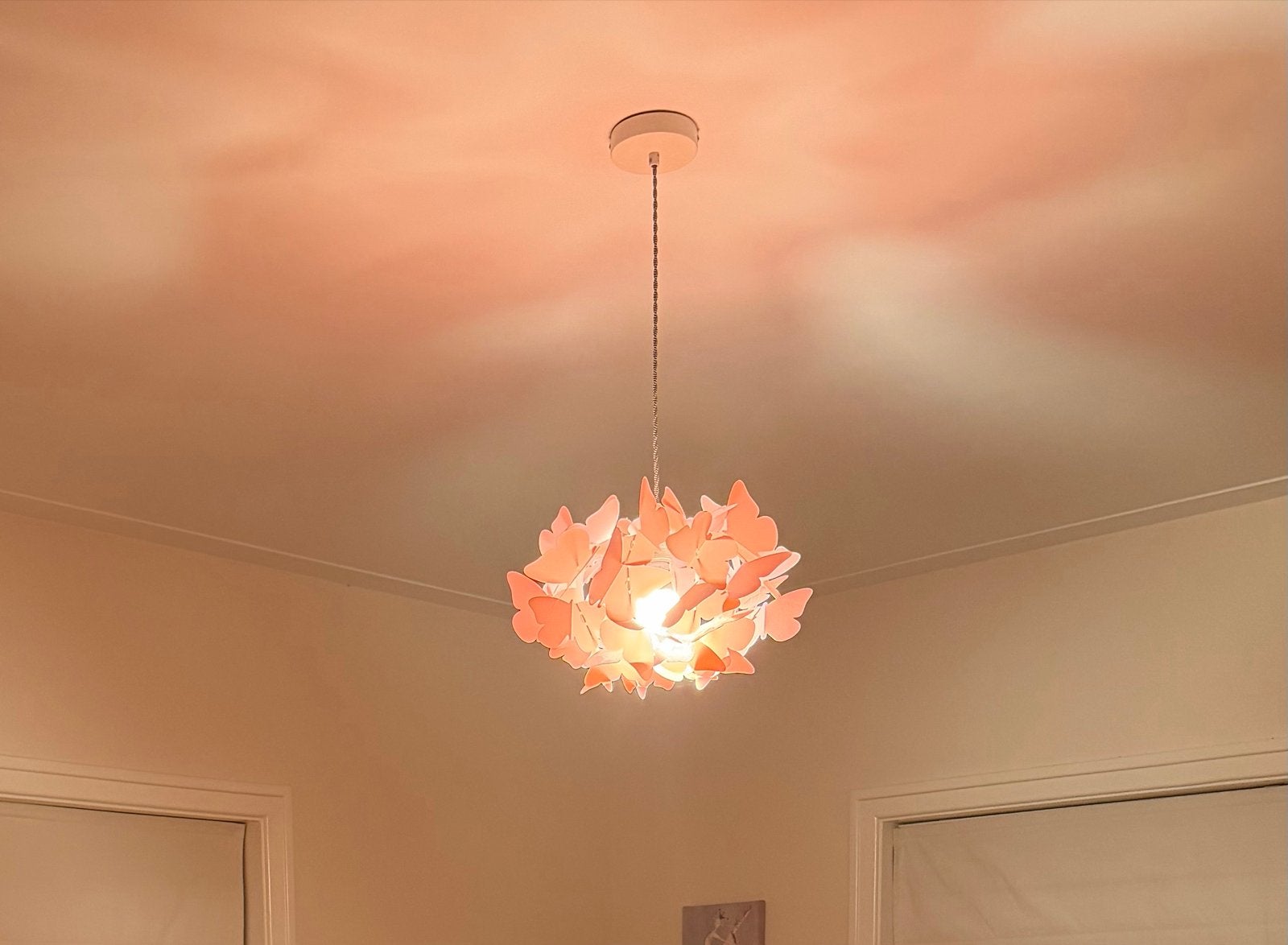 Roze Hanglamp met Vlinders - Lengte Aanpasbaar & Eenvoudige, Ophalen of Verzenden, Zo goed als nieuw, Kunststof, E27 (groot)