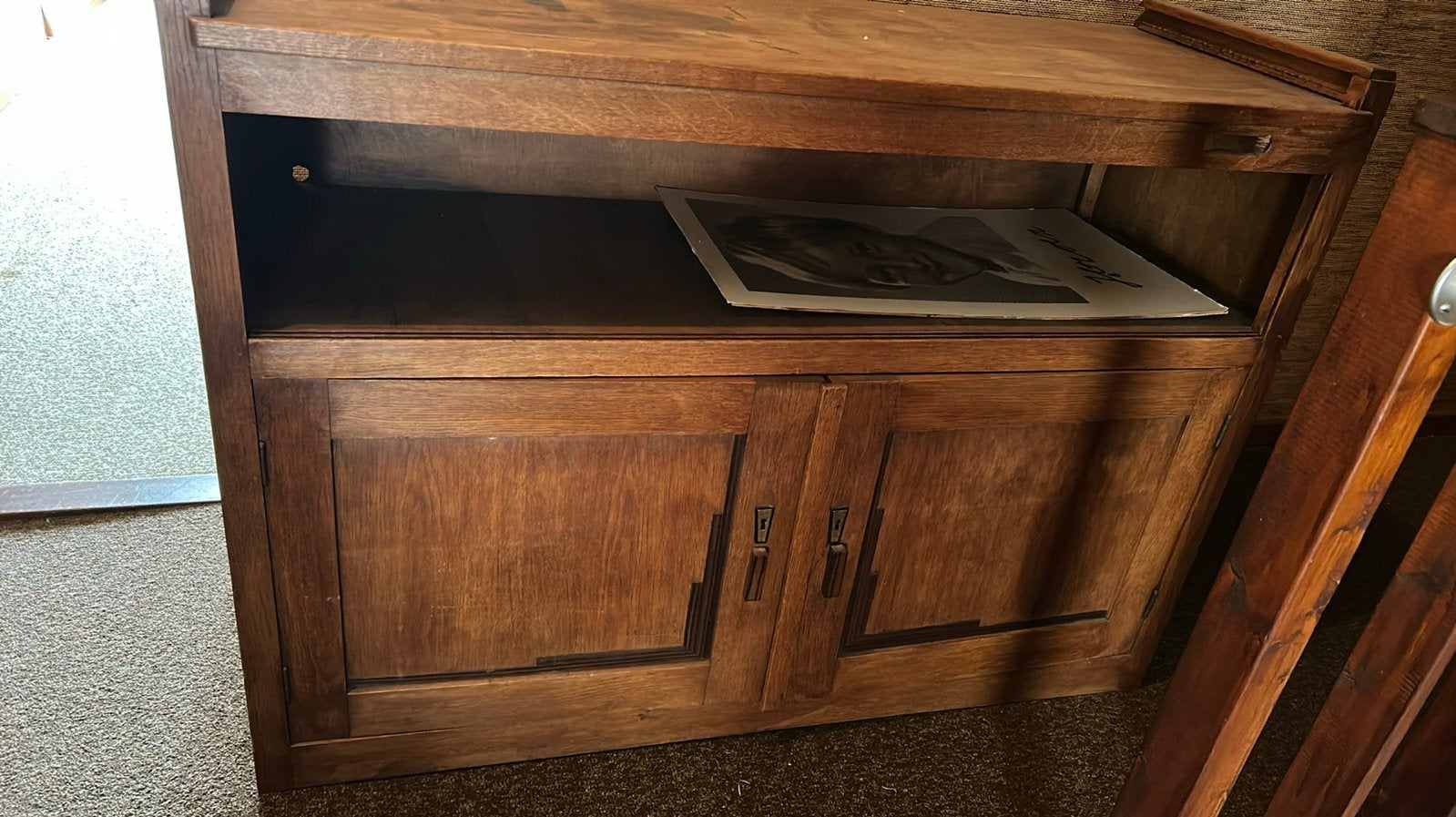 Vintage houten kast met opbergruimte, Ophalen