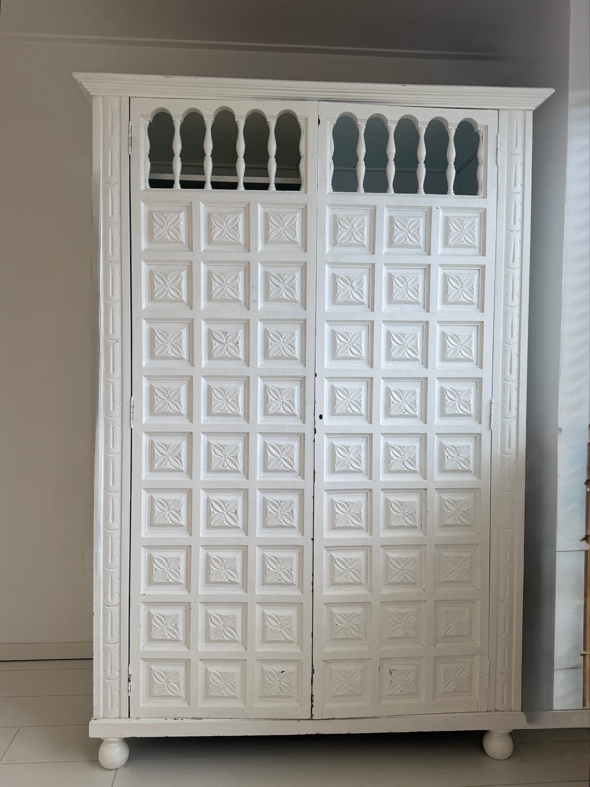 Witte kledingkast met decoratieve deuren / meidenkast, Huis en Inrichting, Ophalen, Gebruikt, 100 tot 150 cm, Met lade(s)