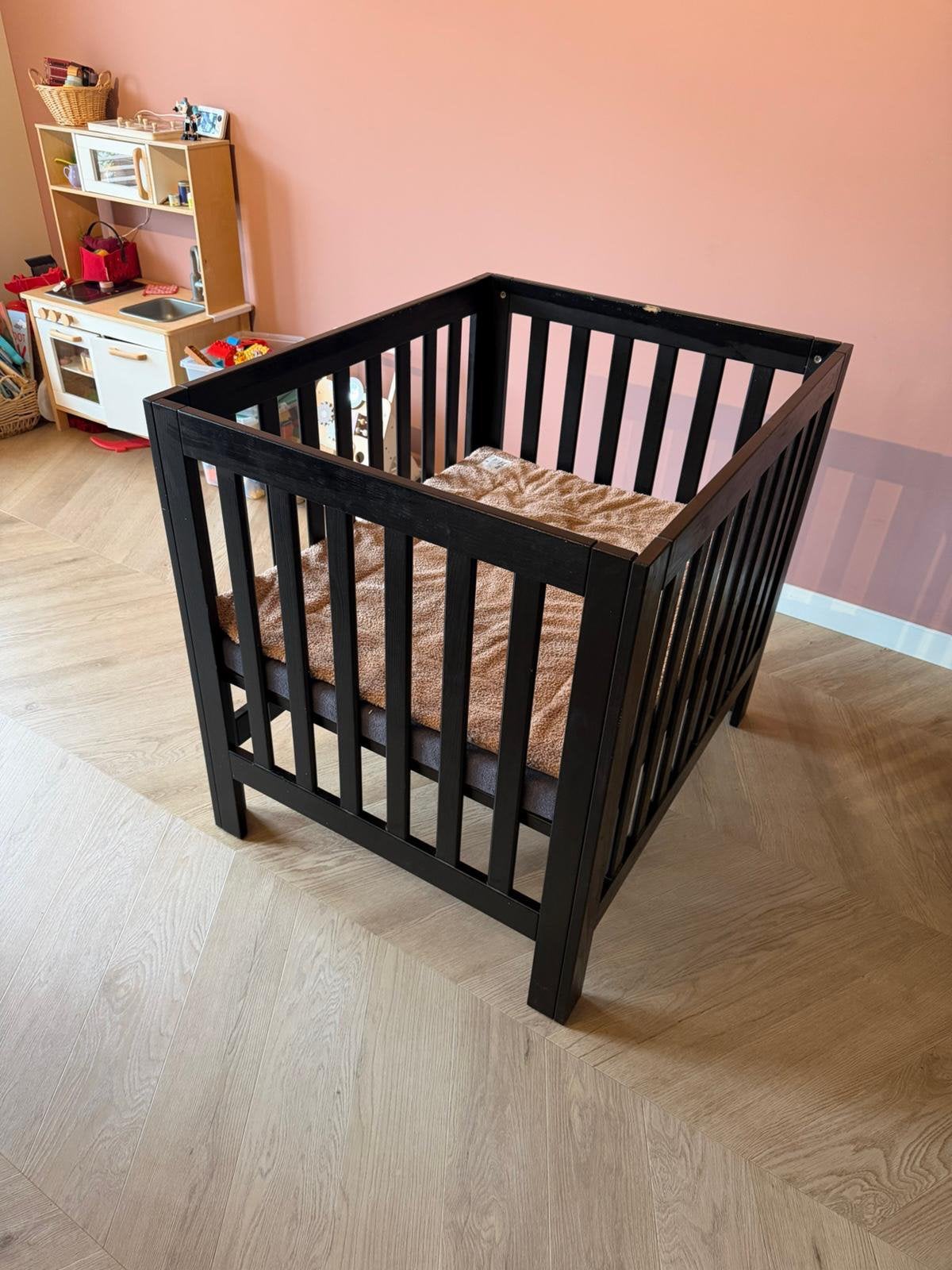 Box Bart – Zwart – Stevige babybox, Kinderen en Baby's, Ophalen, Gebruikt