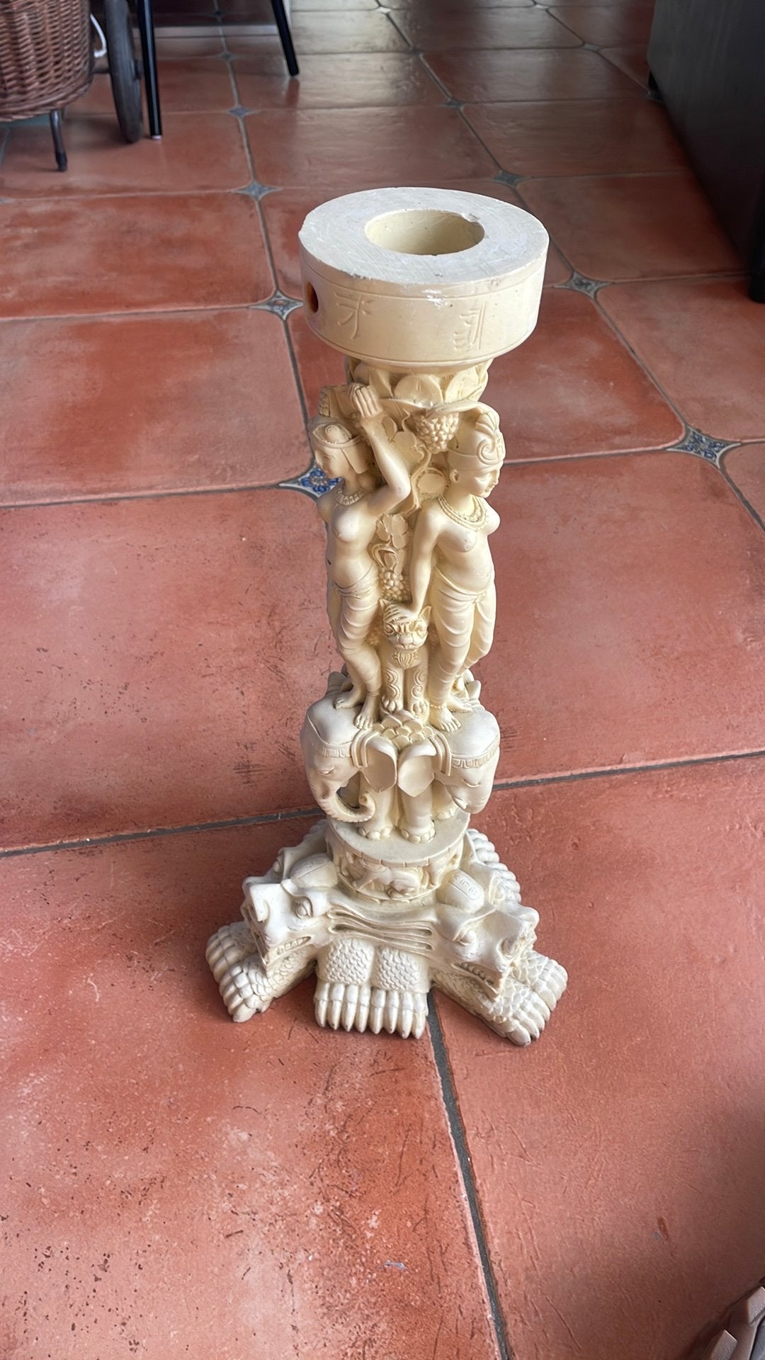 Decoratieve Kandelaar met Aziatische Figuren, Antiek en Kunst, Ophalen of Verzenden, Overige materialen