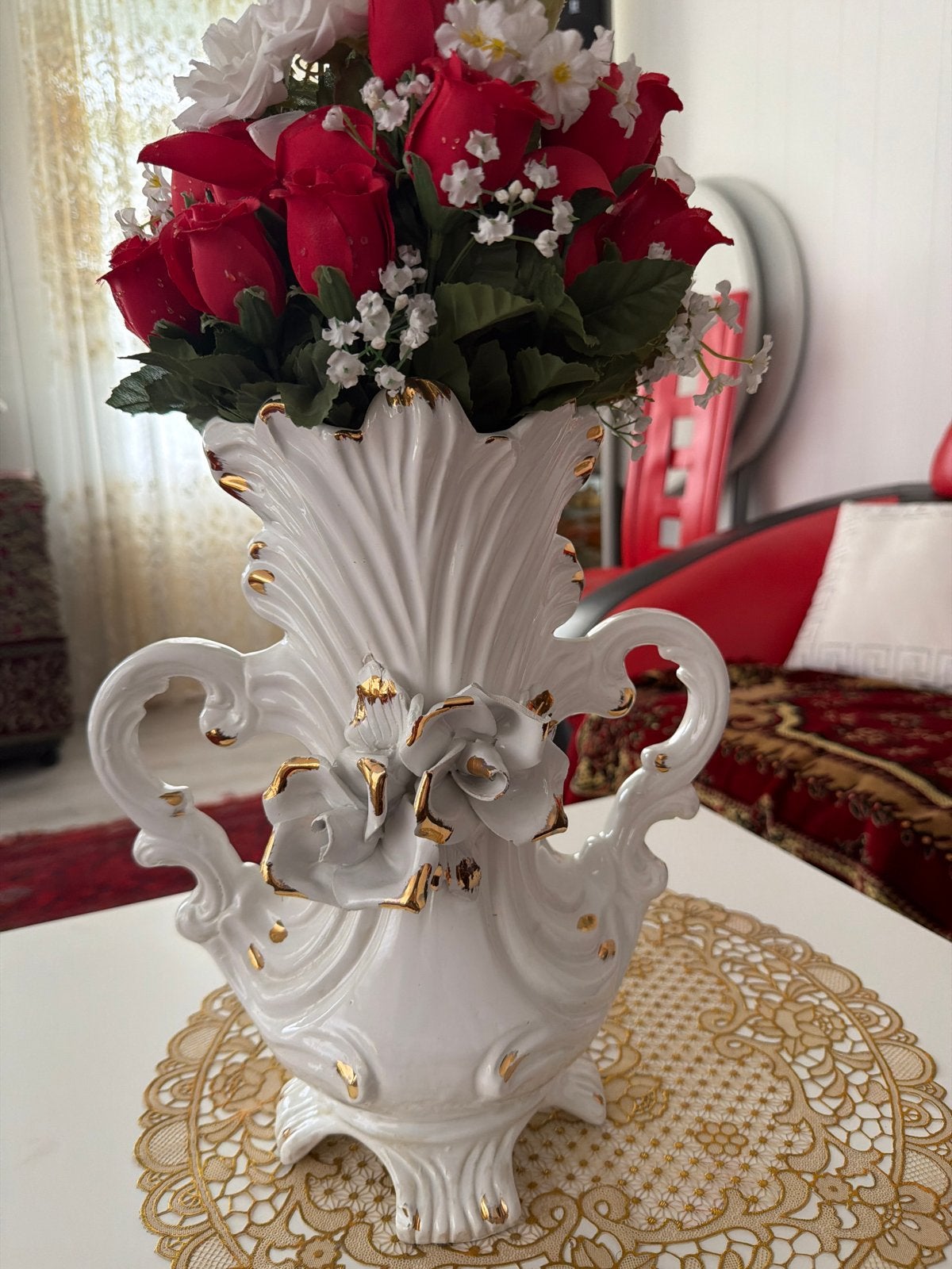 Decoratieve Witte Vaas met Gouden Accenten en Bloemen, Ophalen