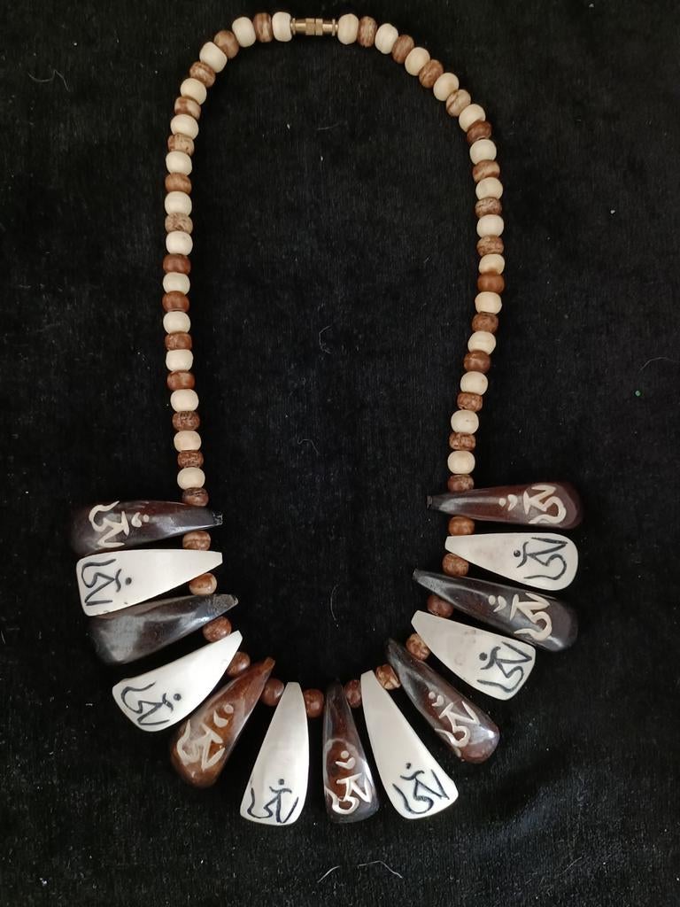 Vintage Native American ketting buffel/jak tanden, 40cm, Ophalen of Verzenden, Gebruikt, Bruin, Overige materialen