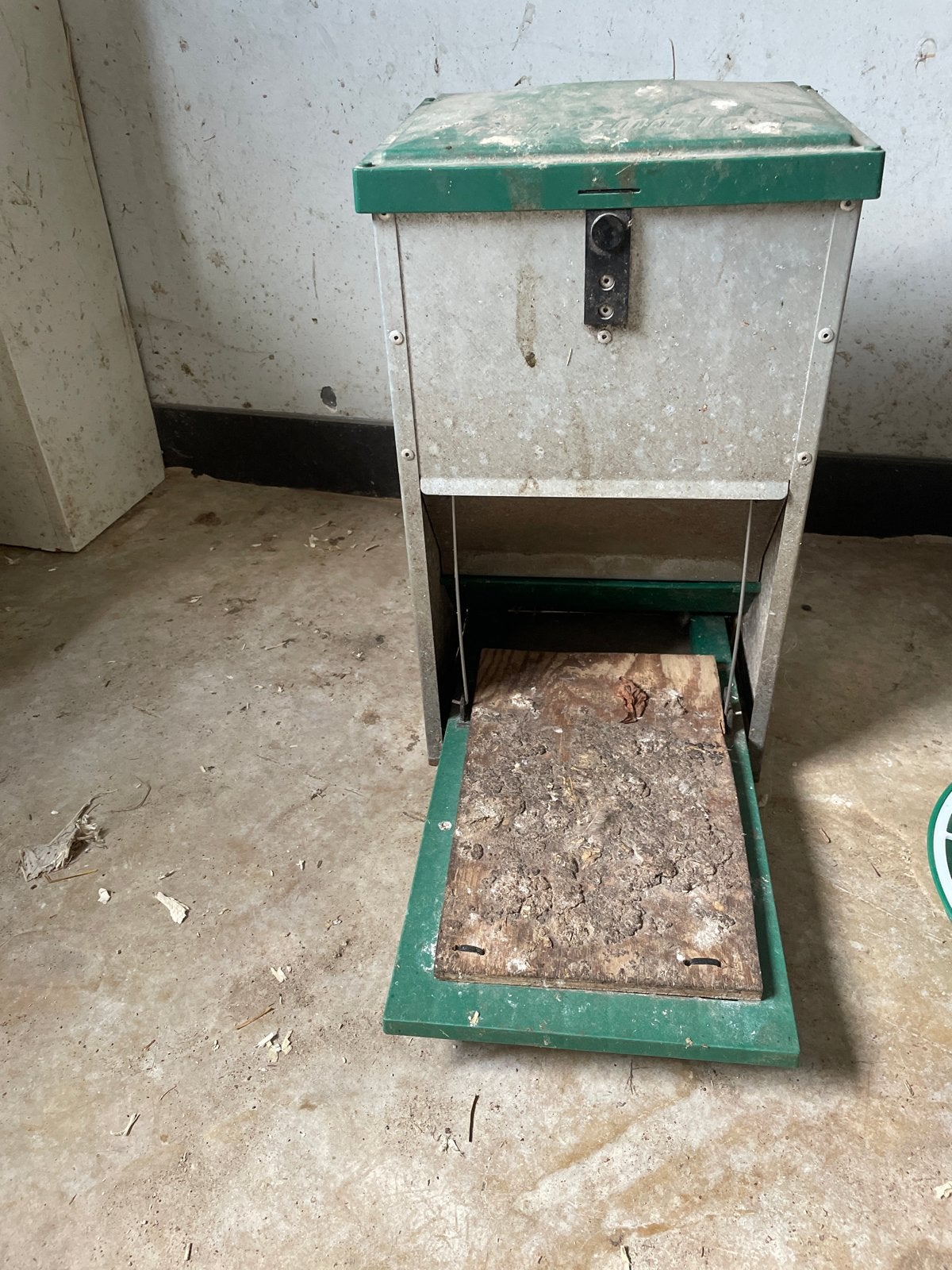 Feed o-matic voerbak pluimvee, Ophalen