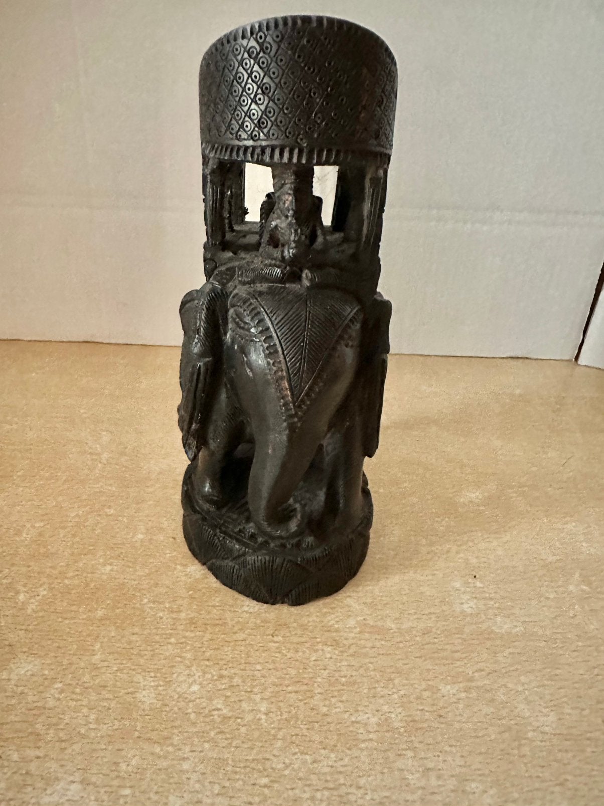 Hardhouten beeld olifant met traditionele Howda, Antiek en Kunst, India, Ophalen of Verzenden, Houtsnijwerk, Hout