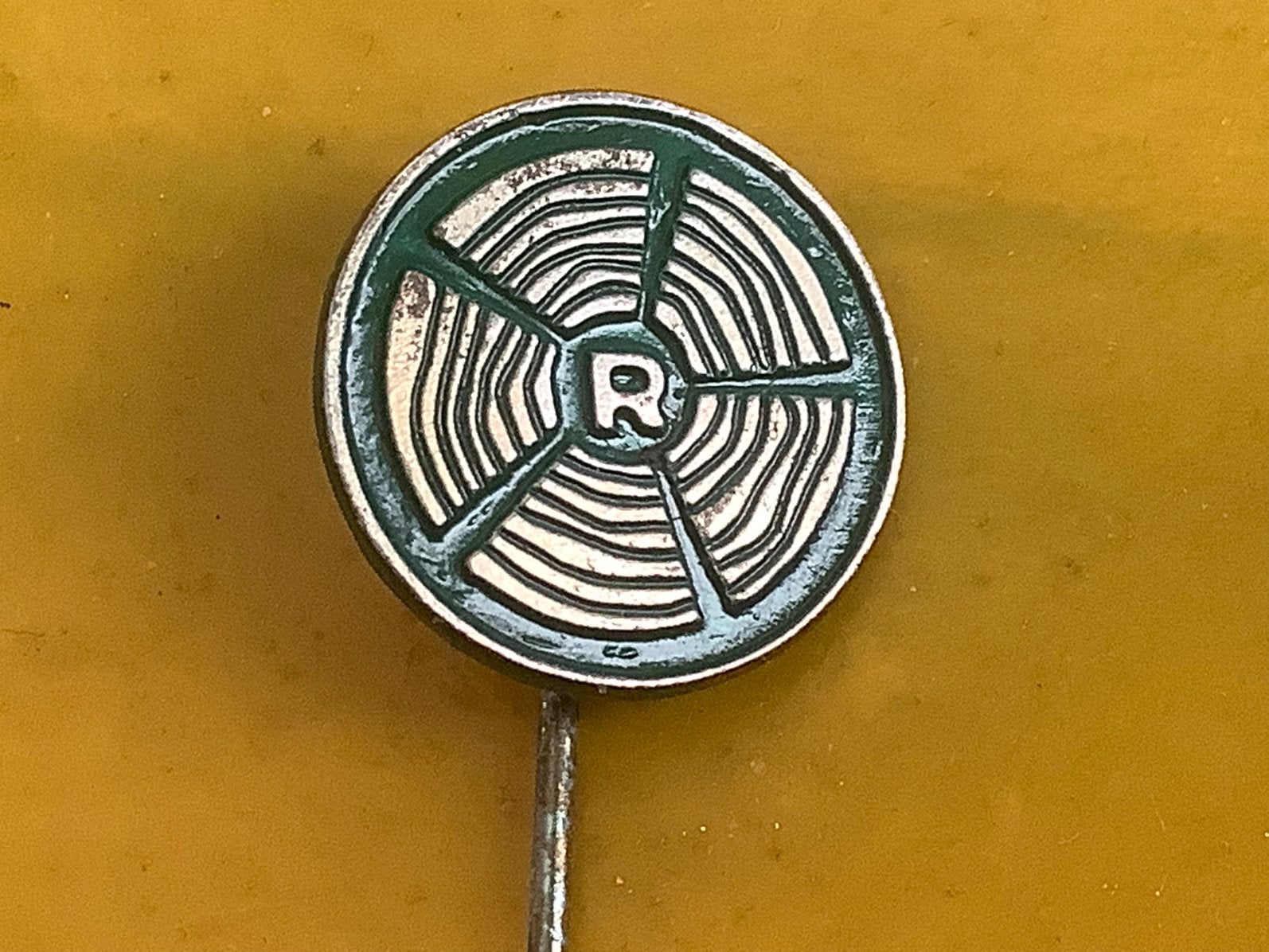 Speldje R (mij onbekend logo) landbouw?, Ophalen of Verzenden, Gebruikt, Speldje of Pin